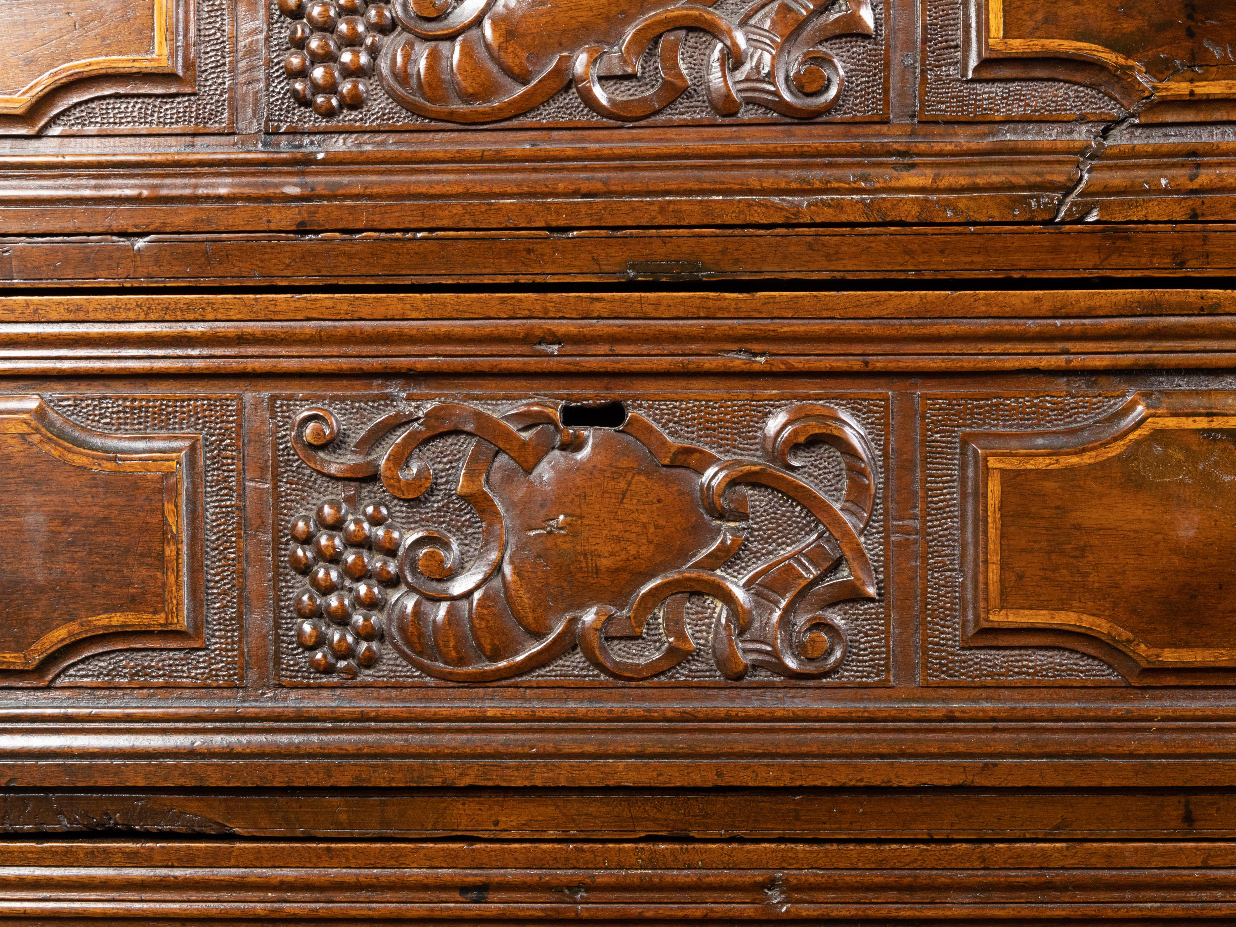 Italian 18th Century Walnut Four-Drawer Commode with Carved Scrolls and Grapes For Sale 2