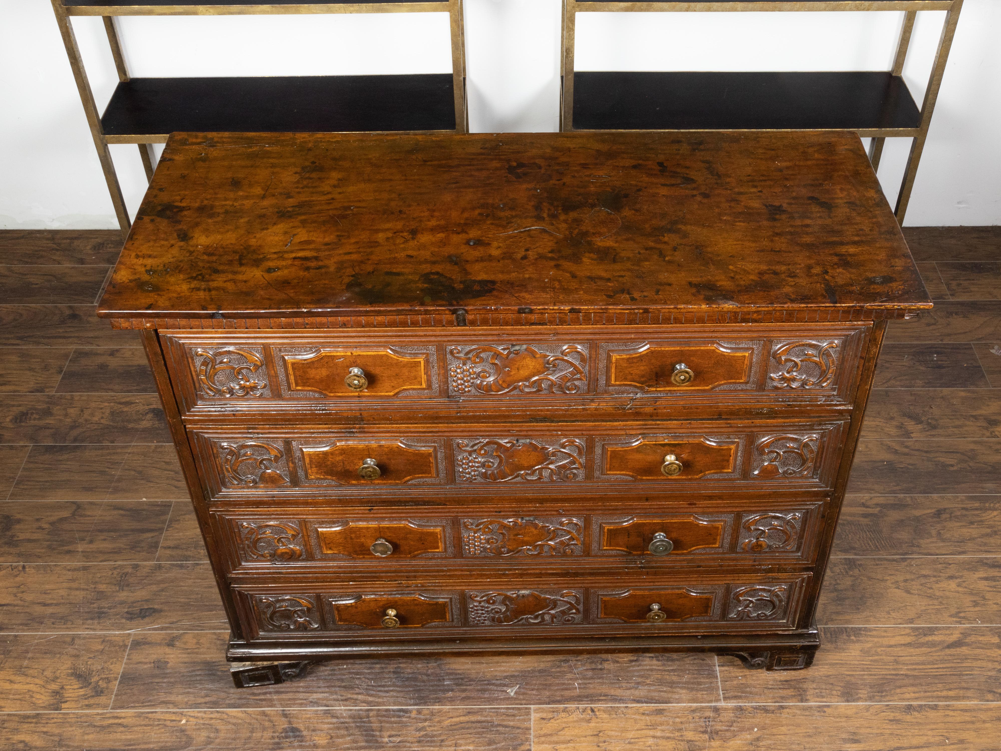 Italian 18th Century Walnut Four-Drawer Commode with Carved Scrolls and Grapes For Sale 4