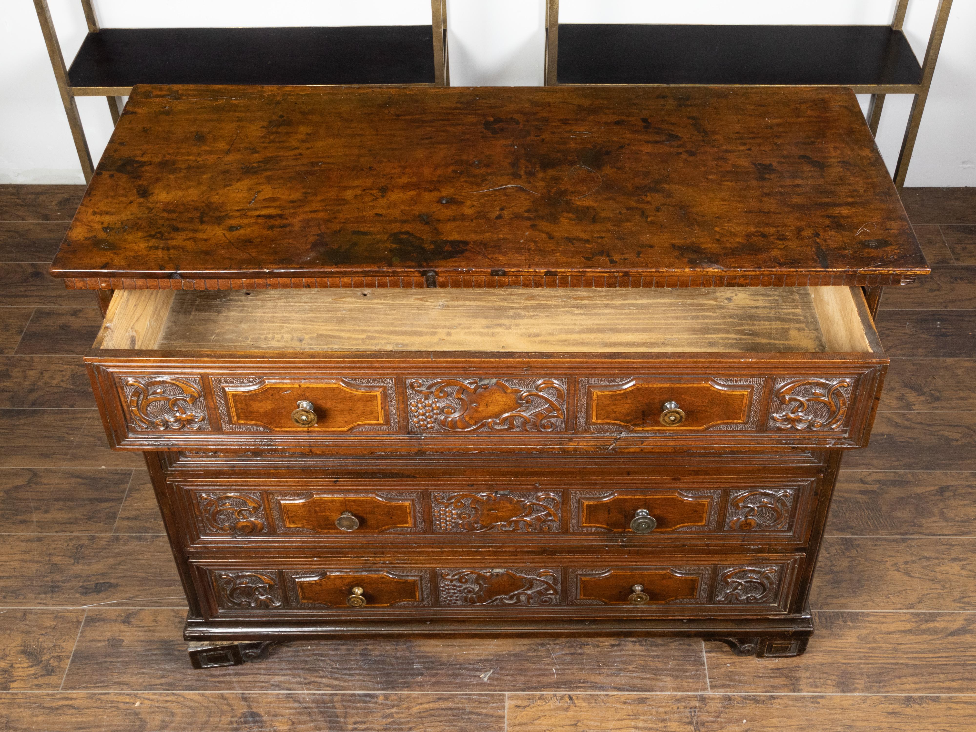 Italian 18th Century Walnut Four-Drawer Commode with Carved Scrolls and Grapes For Sale 5