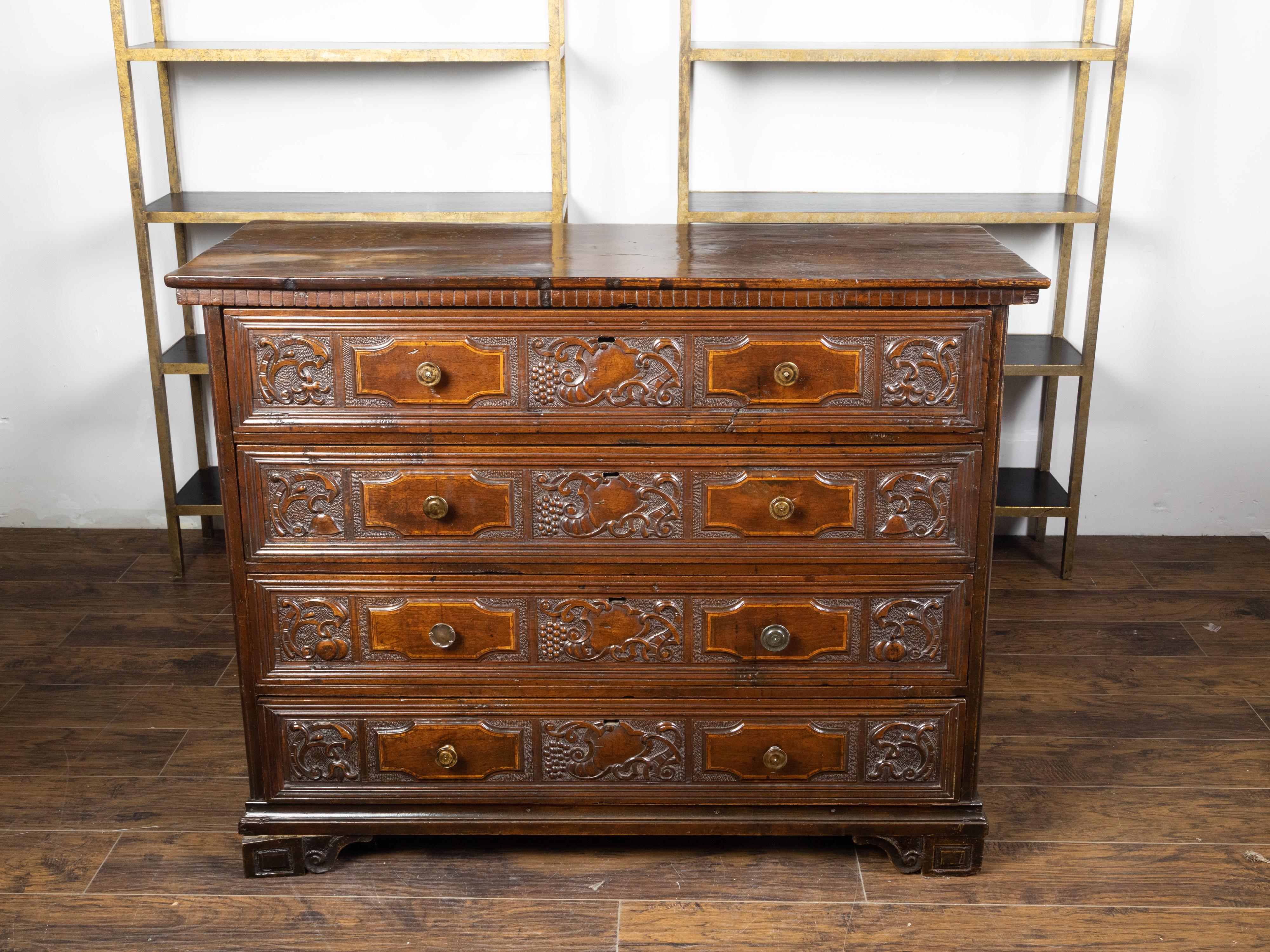 Italian 18th Century Walnut Four-Drawer Commode with Carved Scrolls and Grapes For Sale 6