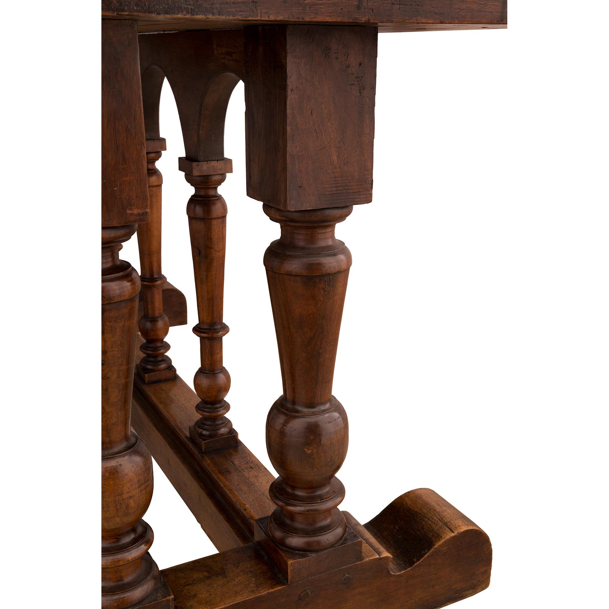 Italian 18th Century Walnut Library Table For Sale 1