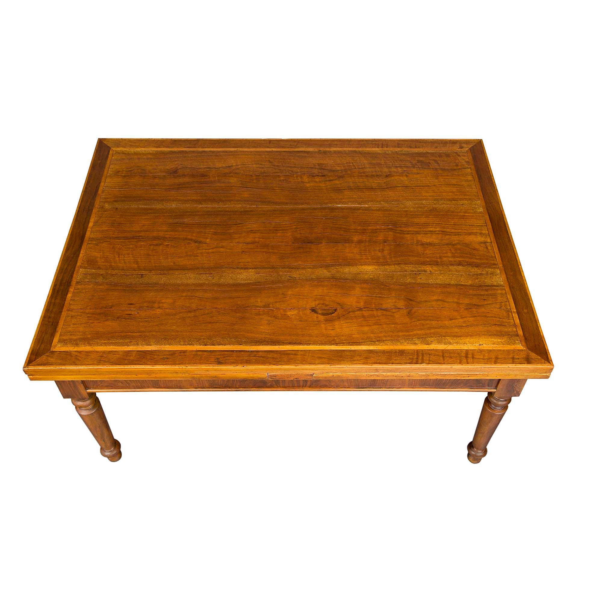 Une belle table coulissante italienne du 18ème siècle en noyer de Toscane. La table est surélevée par de superbes pieds tournés avec des pieds en forme de topie. De chaque côté, au-dessus de la frise droite, se trouvent des coulissants, chacun