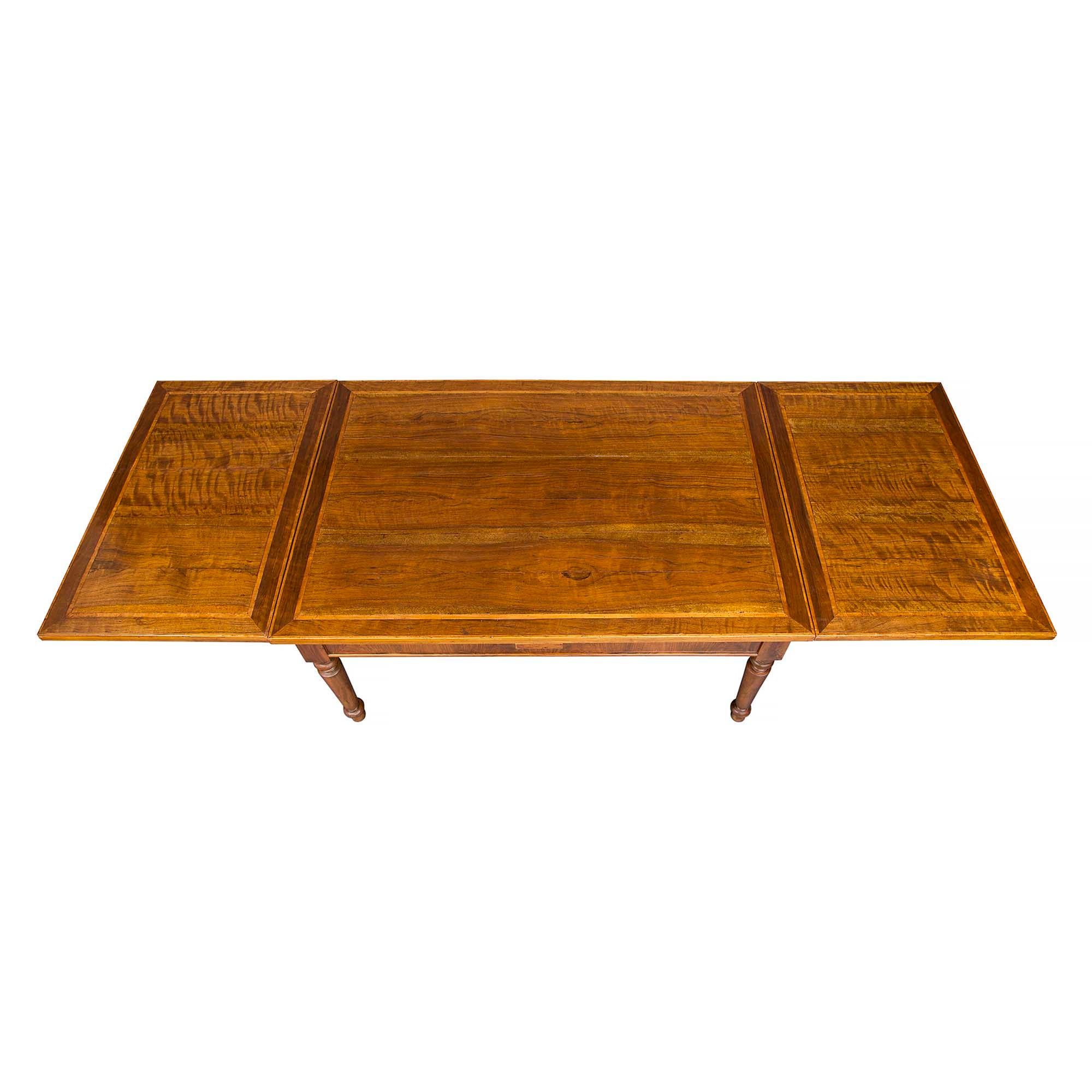 Table à rallonge italienne du XVIIIe siècle en noyer de Toscane Bon état - En vente à West Palm Beach, FL
