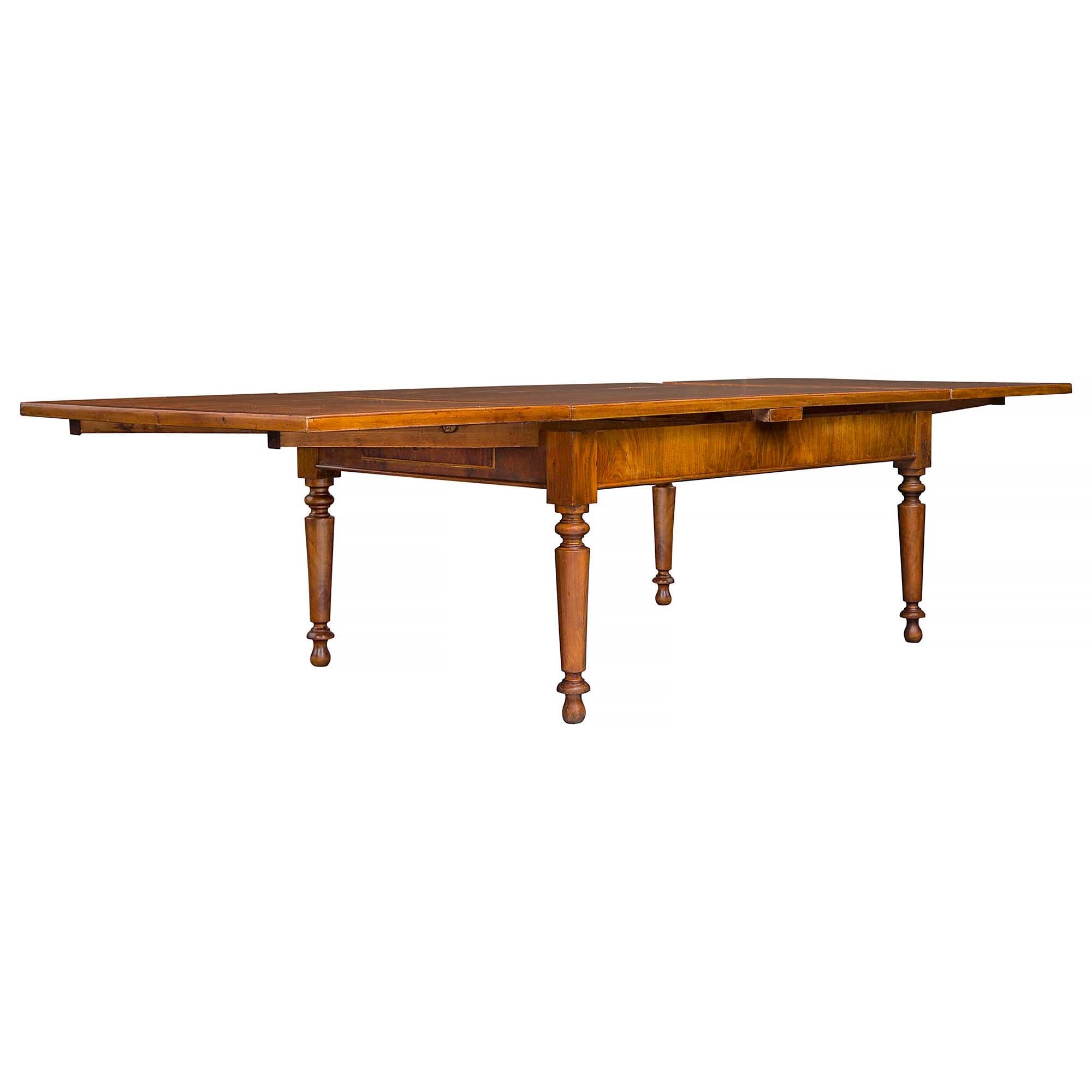 Italian 18th Century Walnut Pull Out Table From Tuscany For Sale 1
