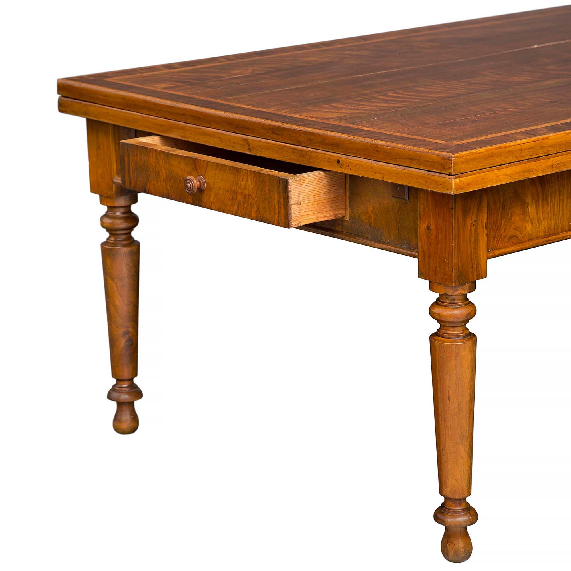 Table à rallonge italienne du XVIIIe siècle en noyer de Toscane en vente 1