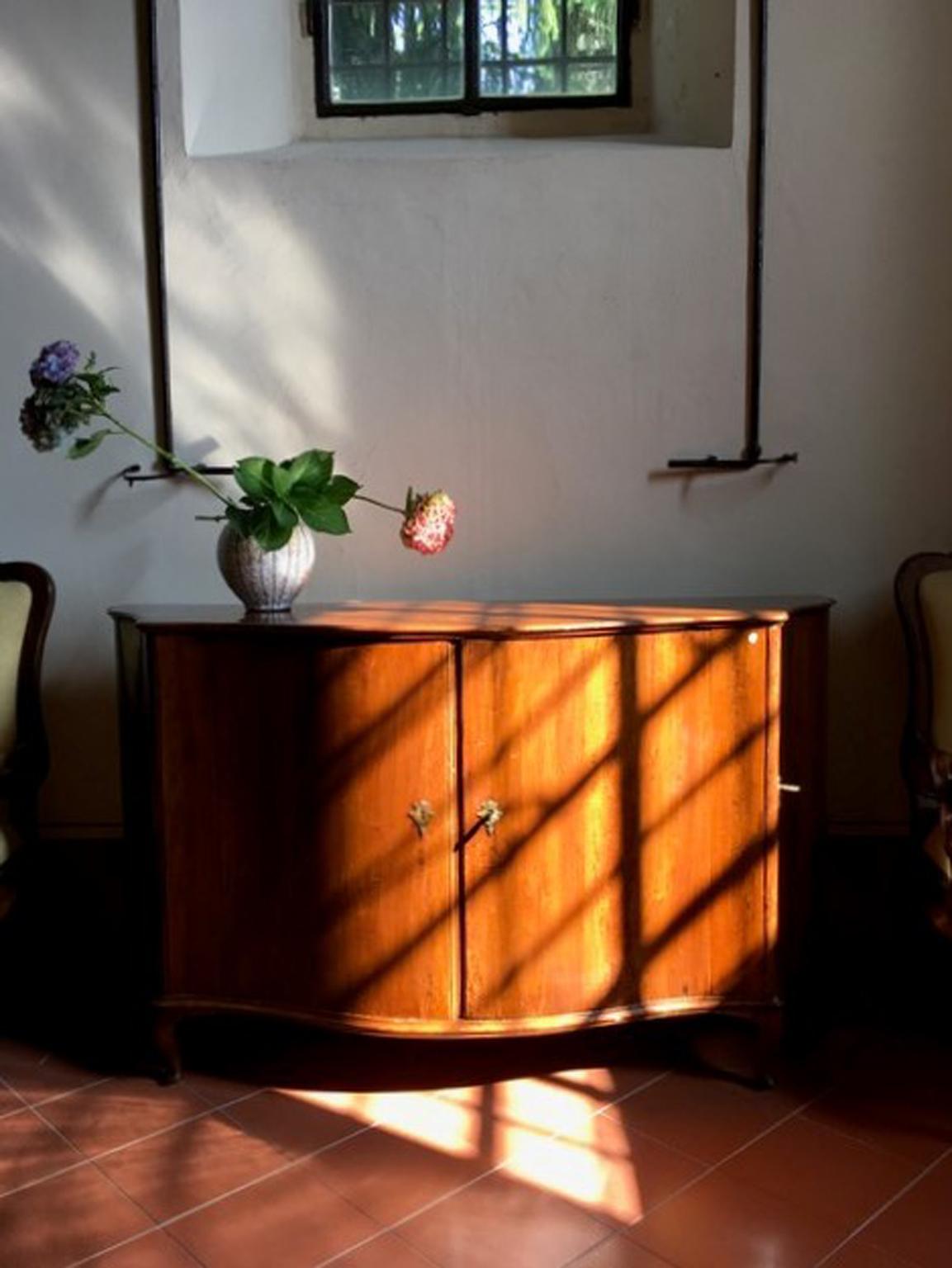 Italy Venezia Mid- 18th Century Baroque Hand Carved Walnut Sideboard For Sale 5