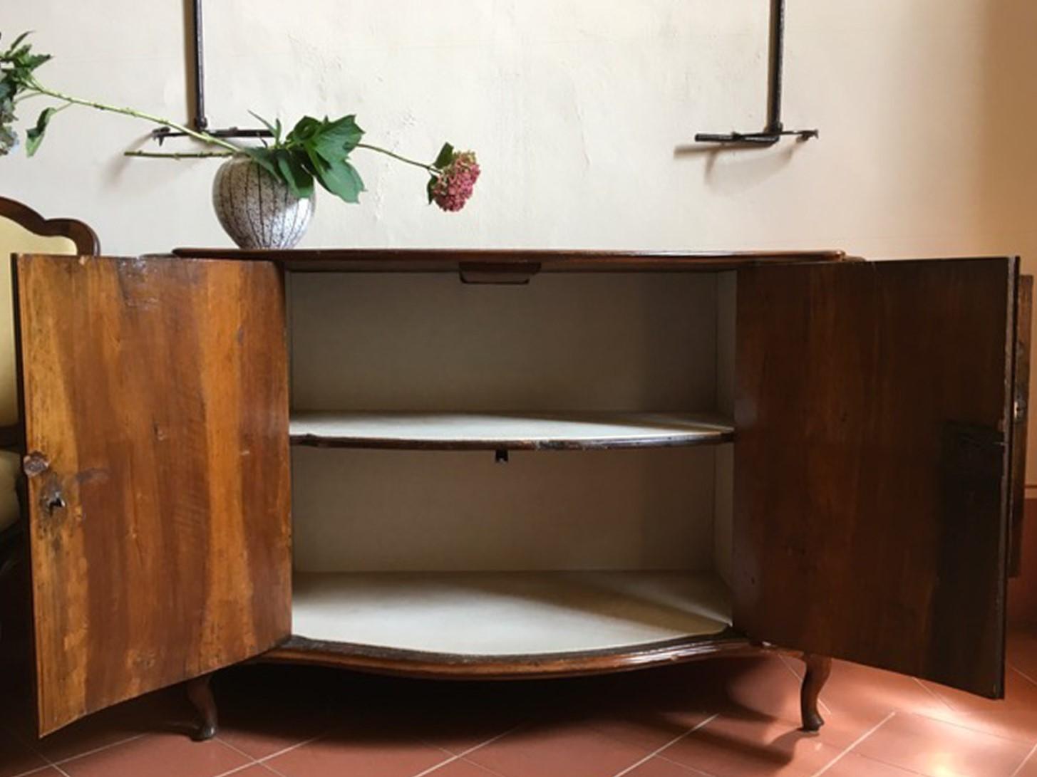 Italy Venezia Mid- 18th Century Baroque Hand Carved Walnut Sideboard For Sale 9