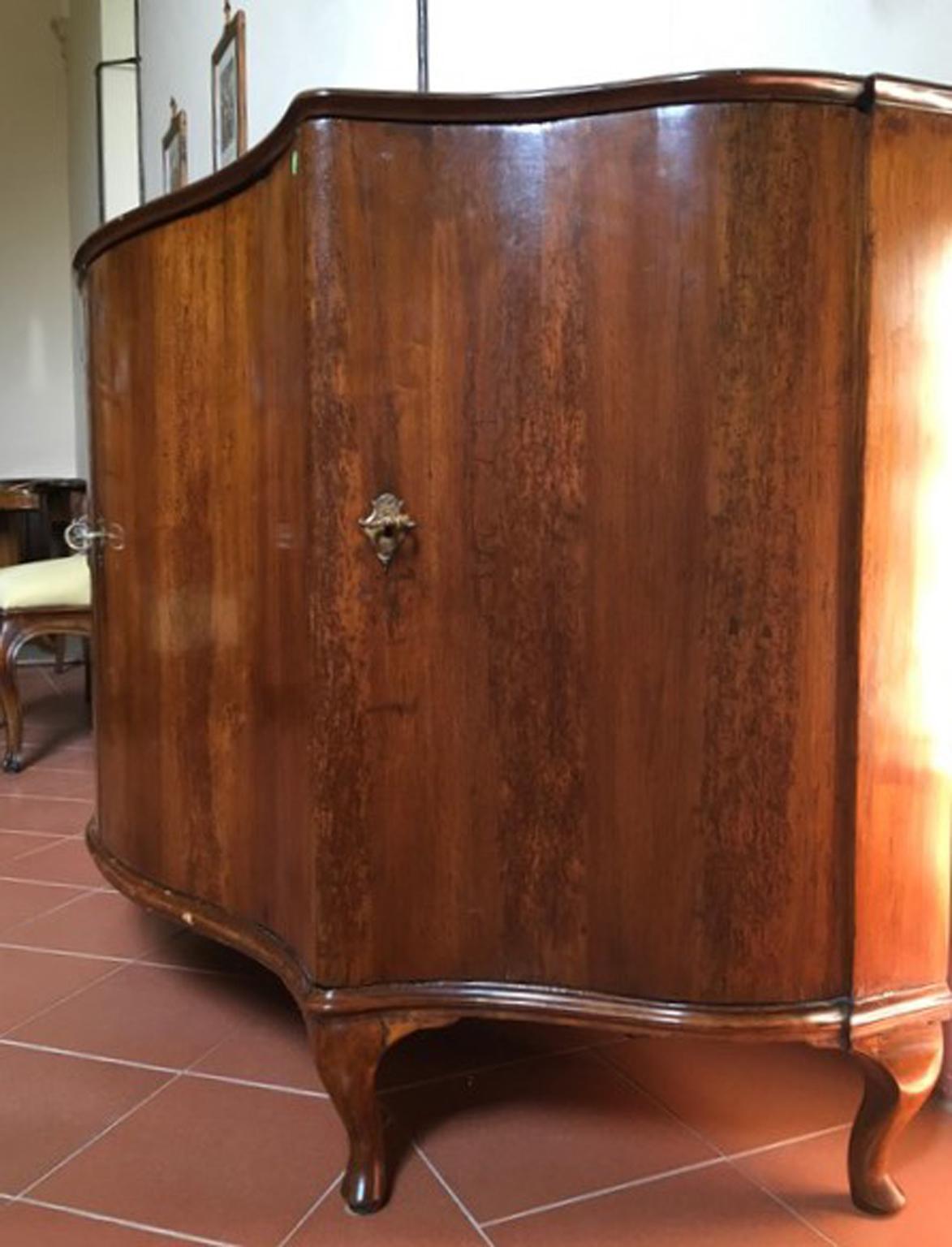 Italien Venezia Sideboard aus handgeschnitztem Nussbaumholz, Barock, Mitte des 18. Jahrhunderts im Angebot 12