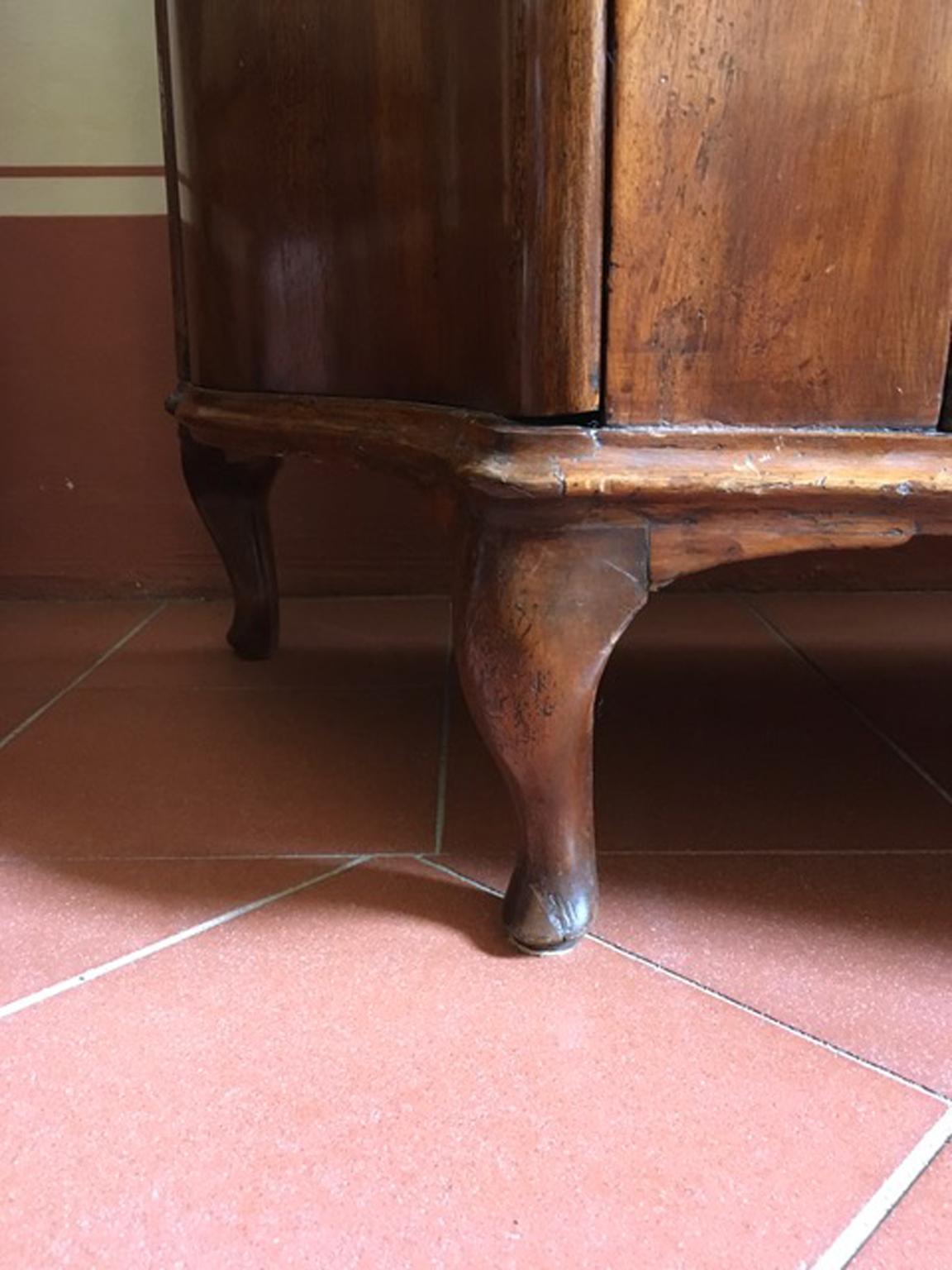Italia Venecia Mediados del siglo XVIII Aparador barroco de nogal tallado a mano en Bueno estado para la venta en Brescia, IT