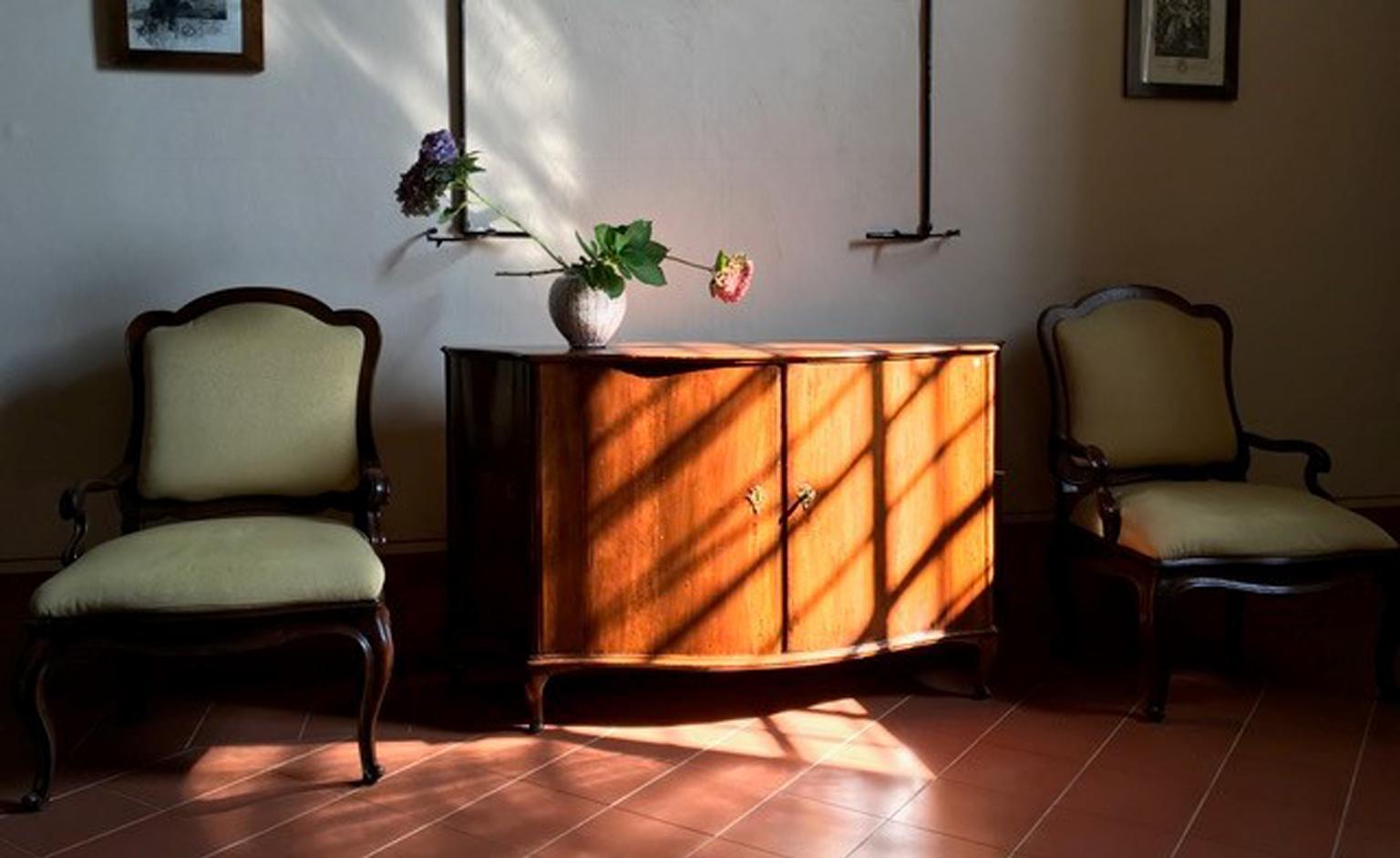 Italy Venezia Mid- 18th Century Baroque Hand Carved Walnut Sideboard For Sale 1