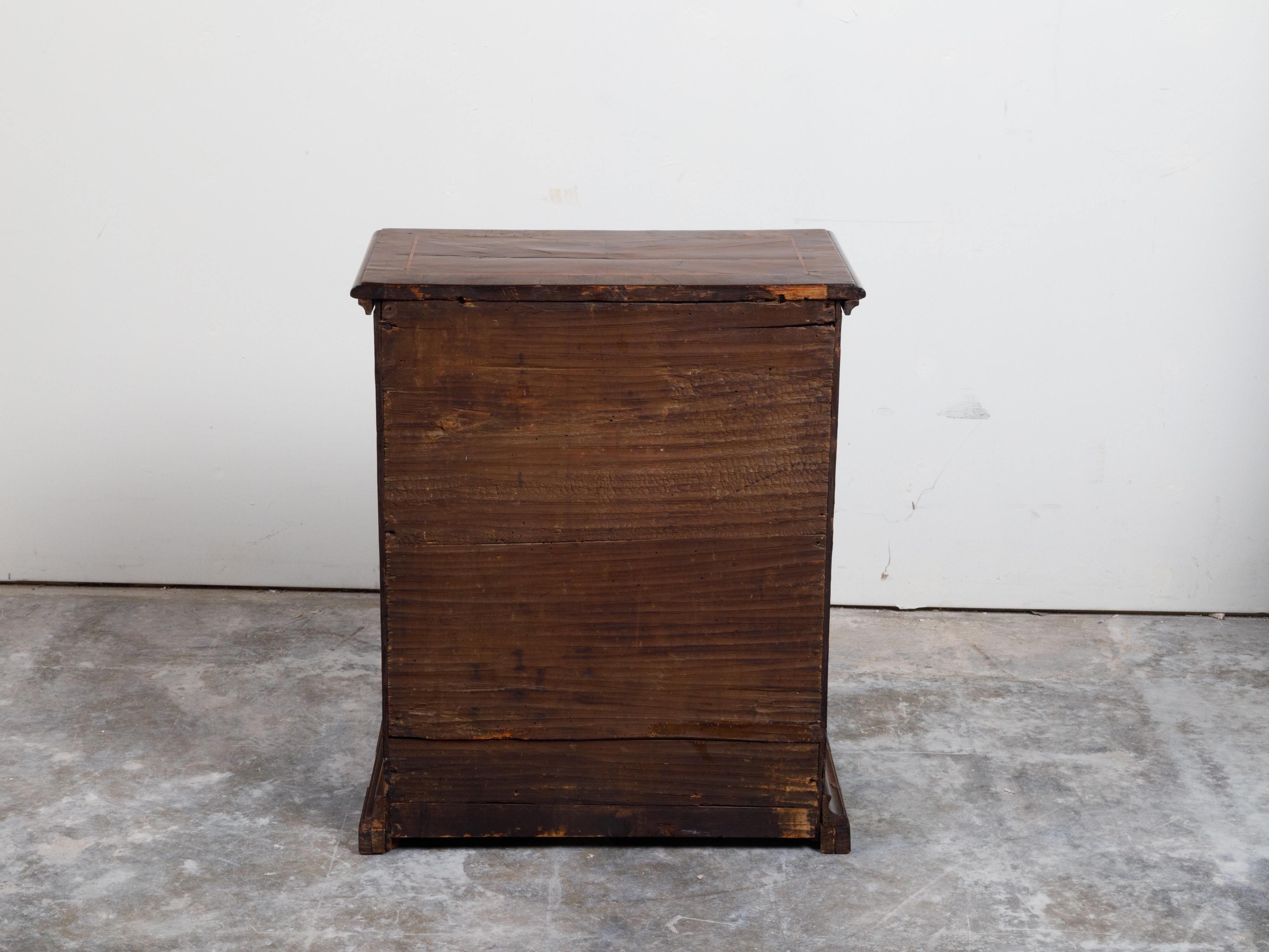 Italian 18th Century Walnut Three-Drawer Commode with Quarter Veneer and Banding For Sale 7