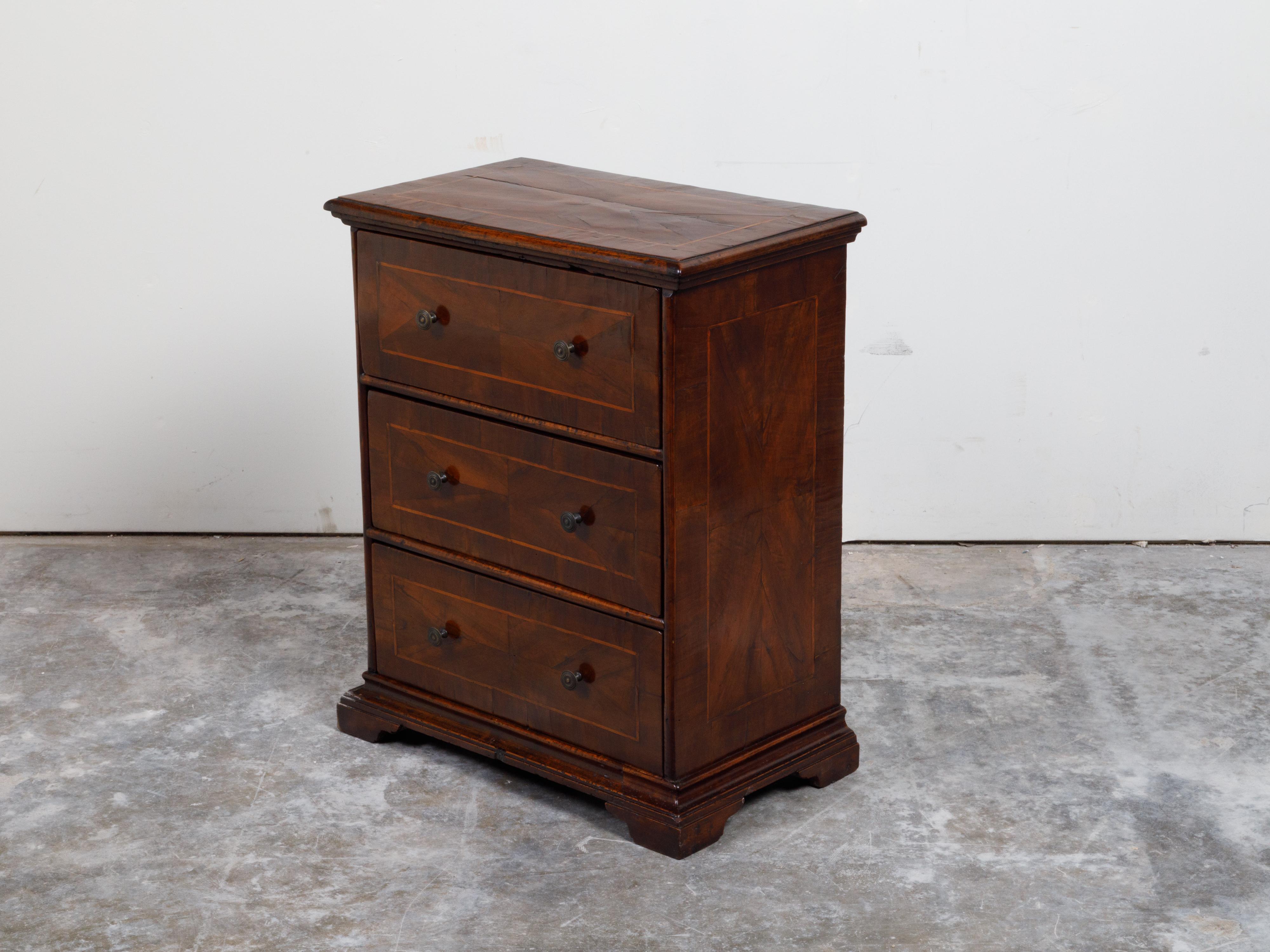 Italian 18th Century Walnut Three-Drawer Commode with Quarter Veneer and Banding For Sale 9