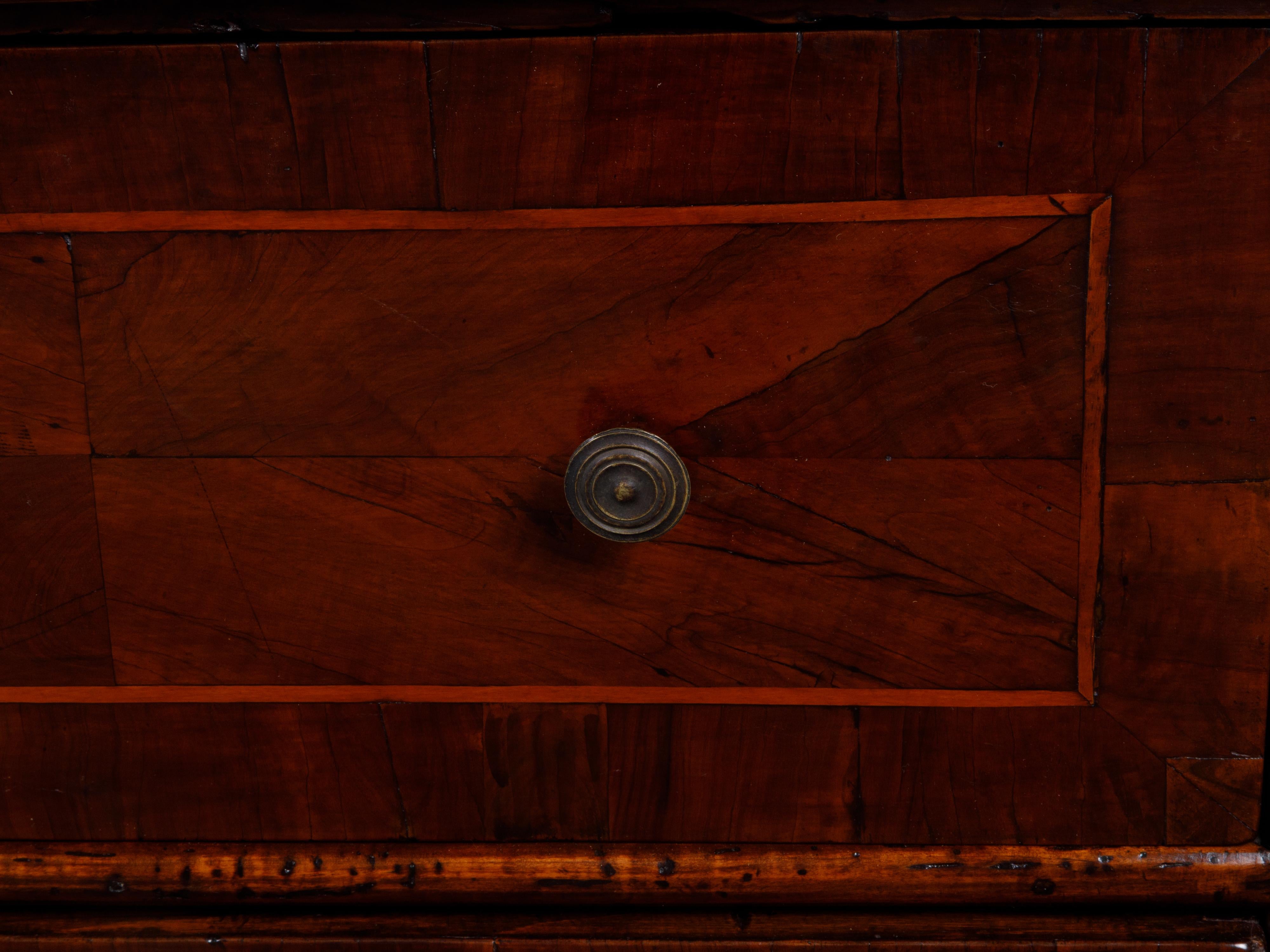 Italian 18th Century Walnut Three-Drawer Commode with Quarter Veneer and Banding In Good Condition For Sale In Atlanta, GA