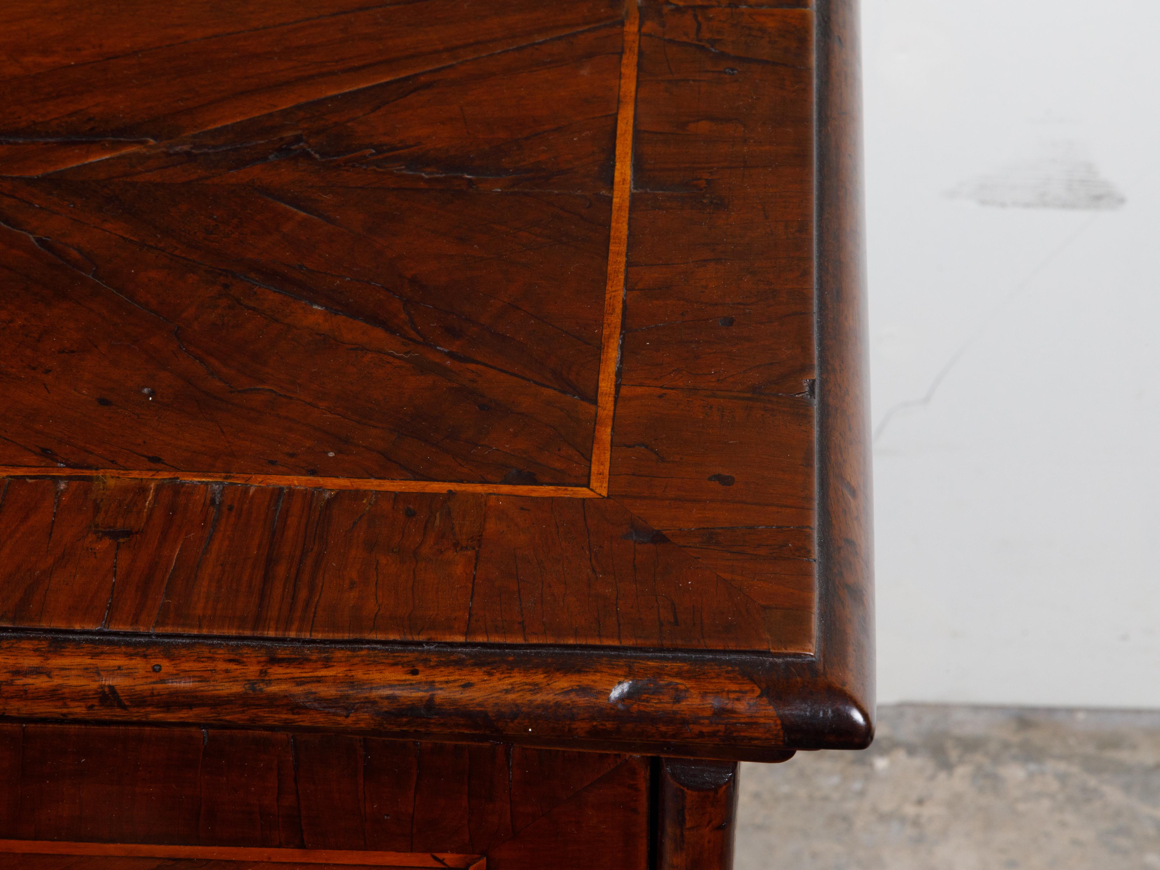 Italian 18th Century Walnut Three-Drawer Commode with Quarter Veneer and Banding For Sale 1