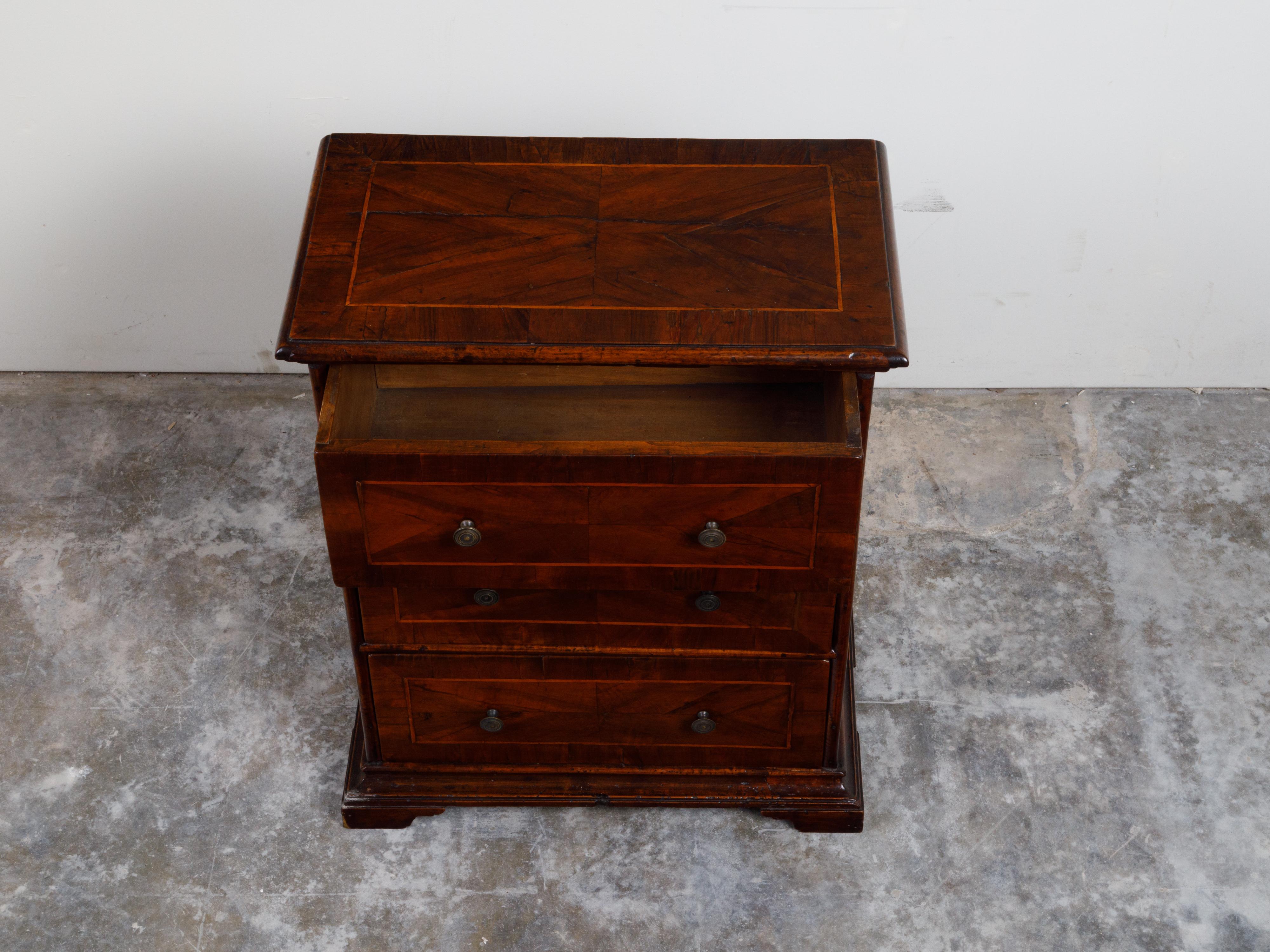 Italian 18th Century Walnut Three-Drawer Commode with Quarter Veneer and Banding For Sale 3