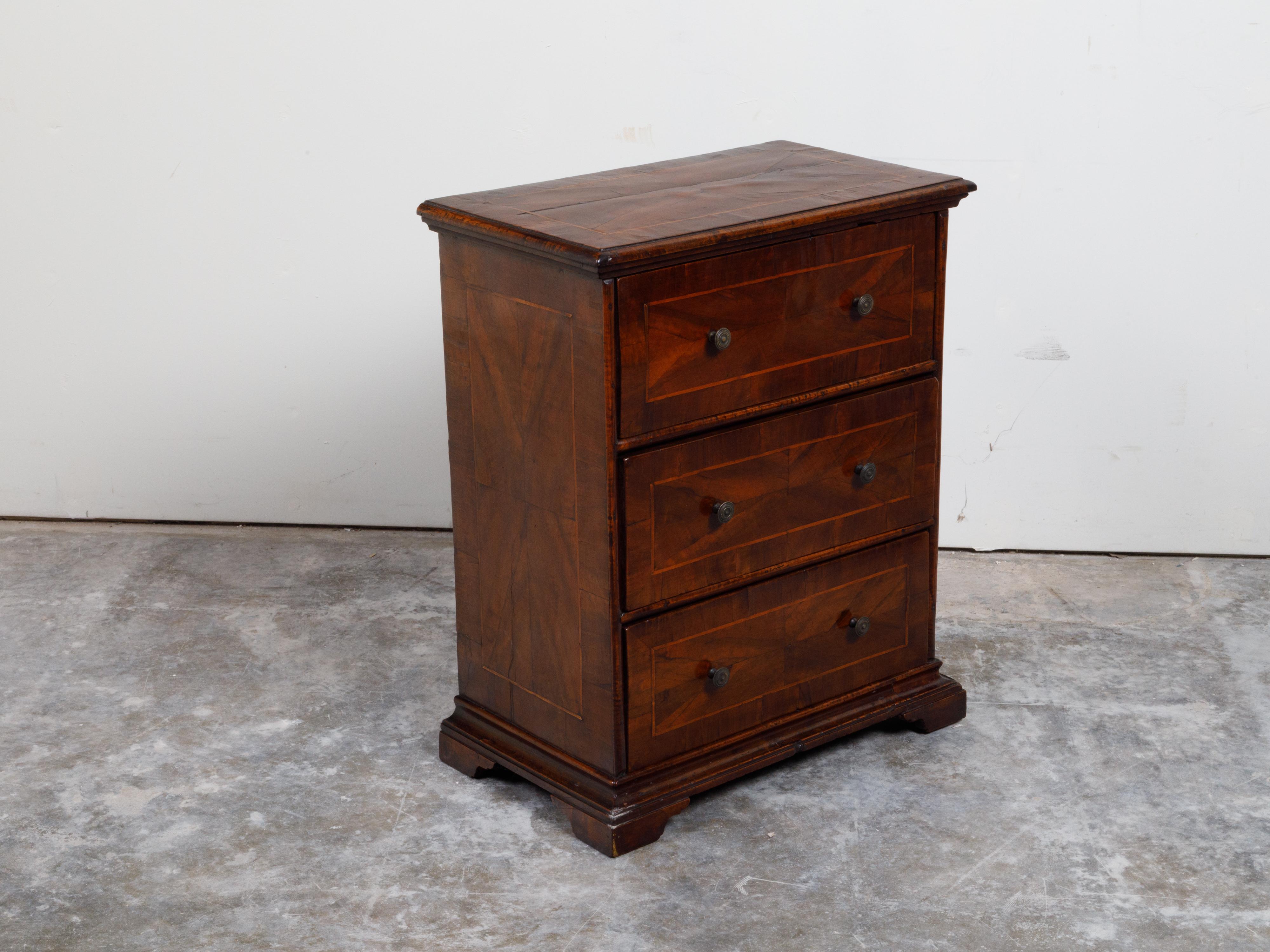 Italian 18th Century Walnut Three-Drawer Commode with Quarter Veneer and Banding For Sale 4