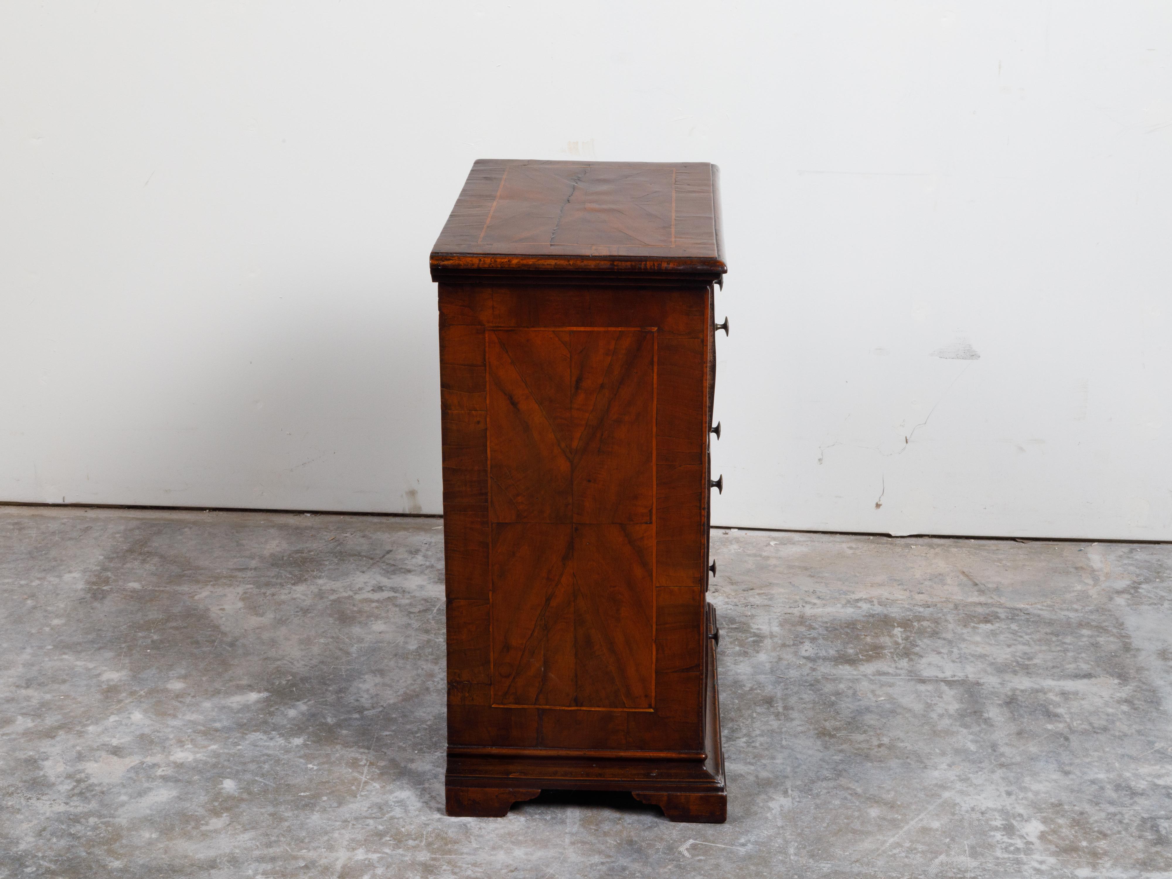 Italian 18th Century Walnut Three-Drawer Commode with Quarter Veneer and Banding For Sale 5