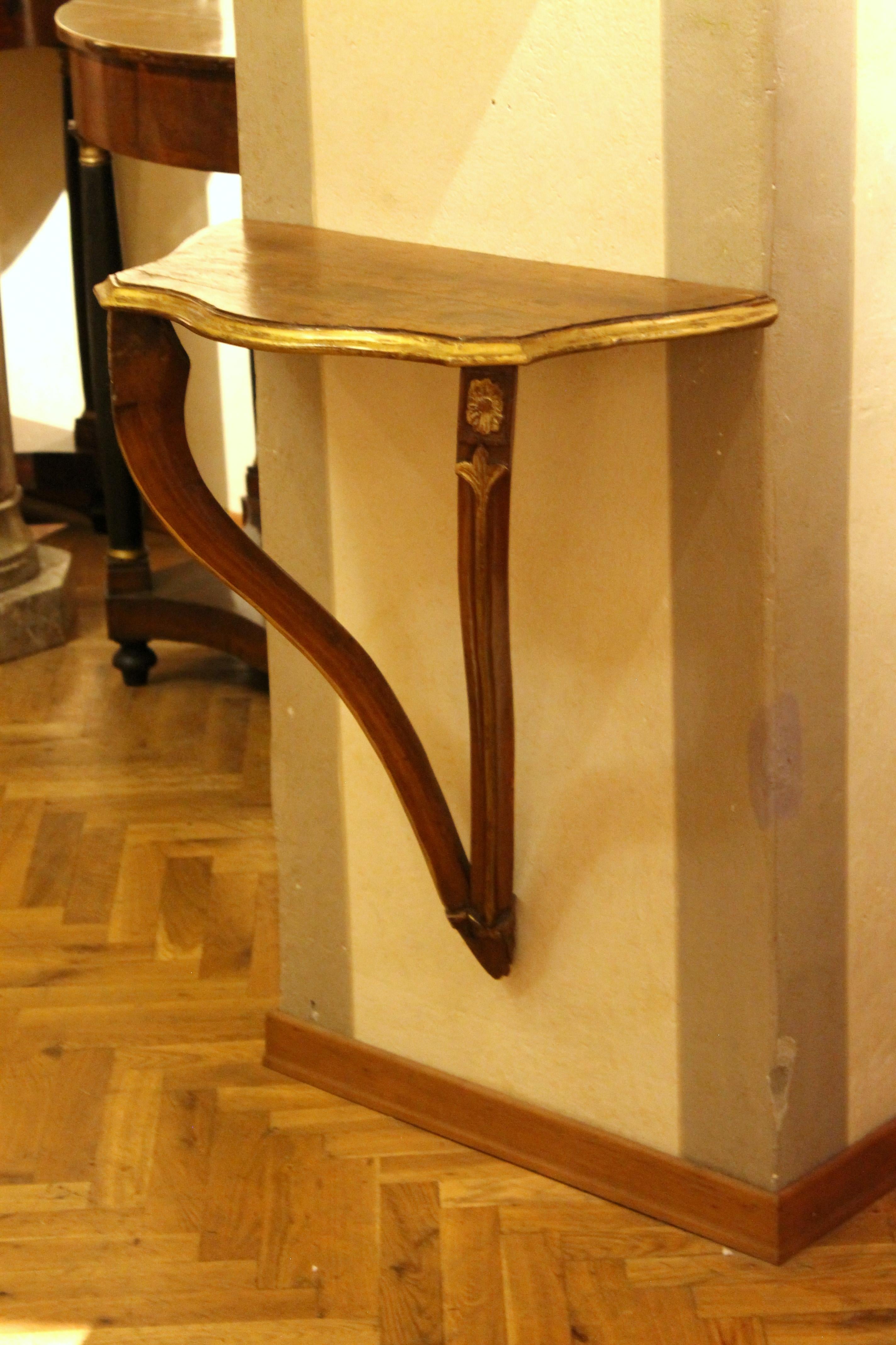 Italian 18th Century Carved Walnut and Parcel Gilt Wall Mount Curvy Console In Good Condition In Firenze, IT