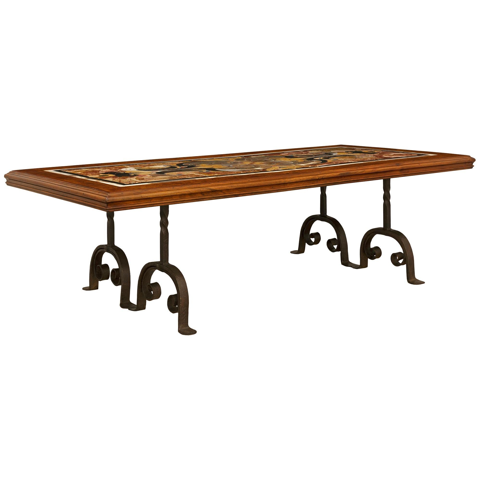 Table basse italienne du XVIIIe siècle en noyer, fer forgé et marbre Pietra Dura Bon état - En vente à West Palm Beach, FL