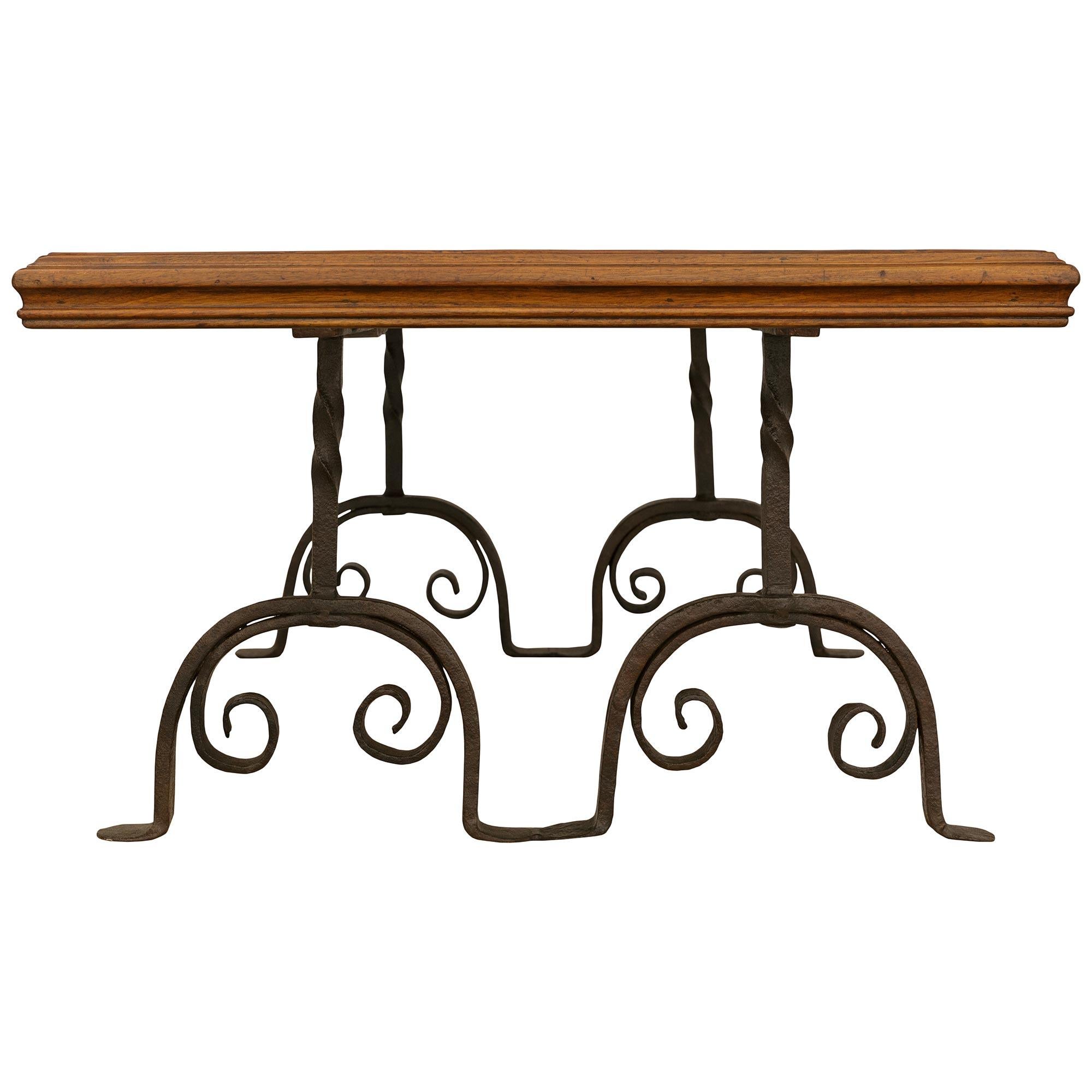 XVIIIe siècle et antérieur Table basse italienne du XVIIIe siècle en noyer, fer forgé et marbre Pietra Dura en vente