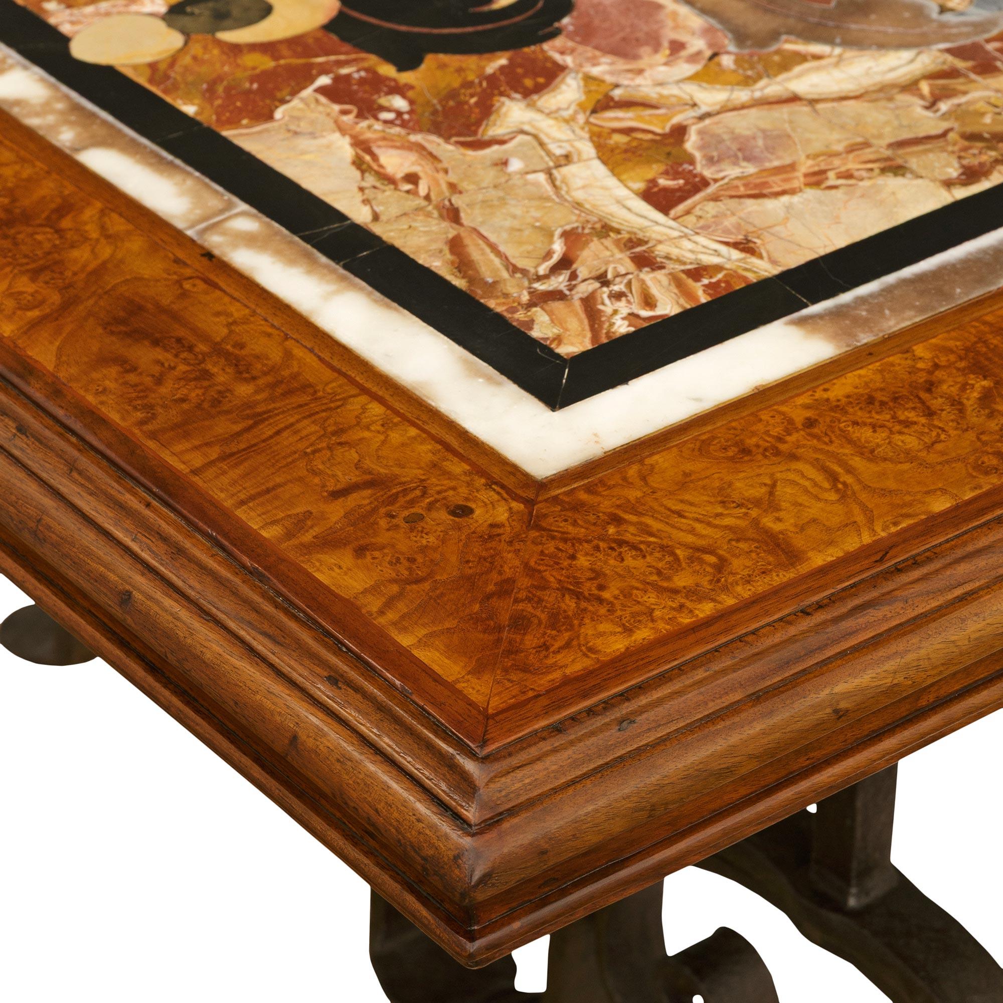 Fer forgé Table basse italienne du XVIIIe siècle en noyer, fer forgé et marbre Pietra Dura en vente