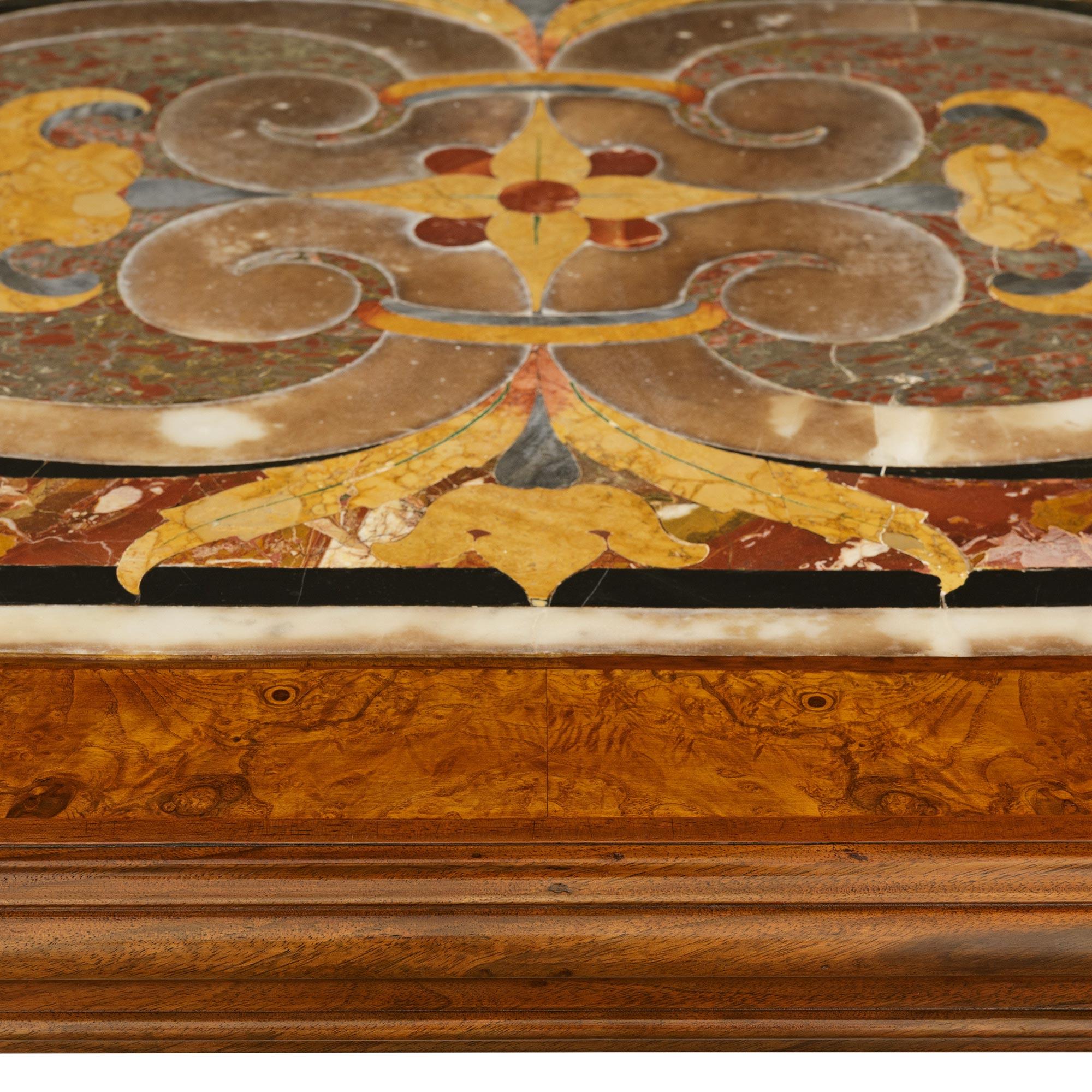 Table basse italienne du XVIIIe siècle en noyer, fer forgé et marbre Pietra Dura en vente 1