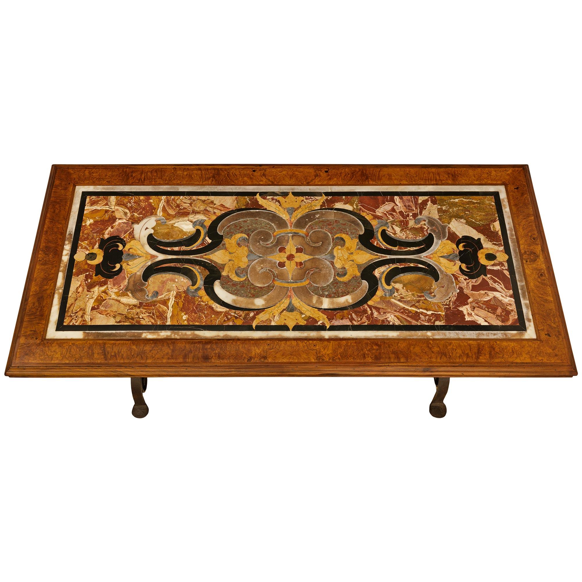 Table basse italienne du XVIIIe siècle en noyer, fer forgé et marbre Pietra Dura en vente 4