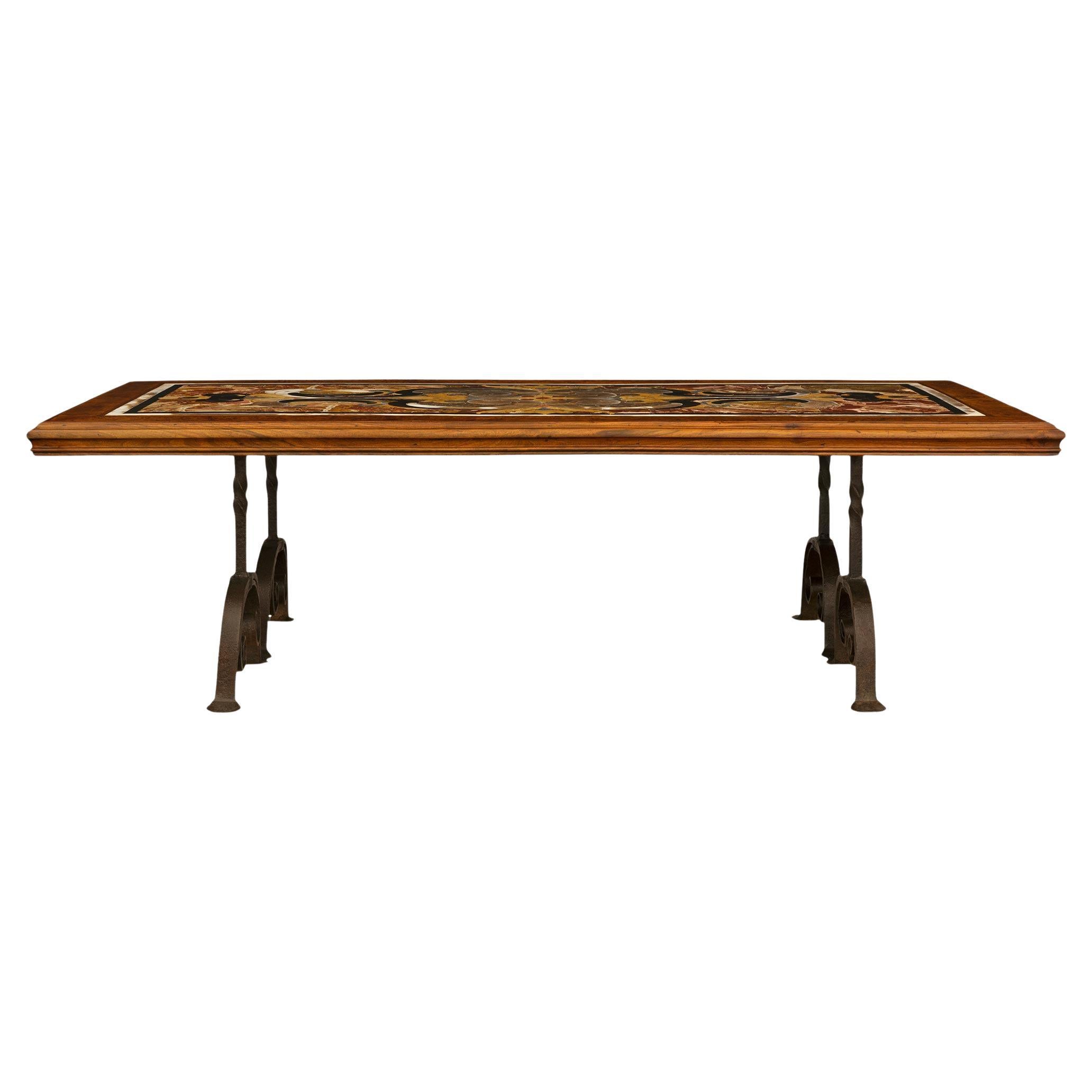 Table basse italienne du XVIIIe siècle en noyer, fer forgé et marbre Pietra Dura