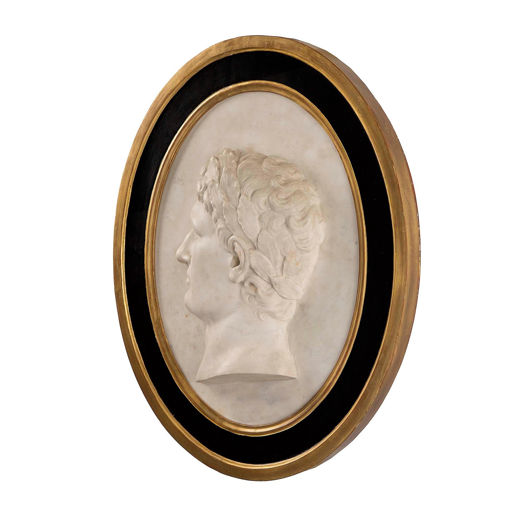 Italian 18th Century White Carrara Marble and Giltwood Plaque In Good Condition For Sale In West Palm Beach, FL