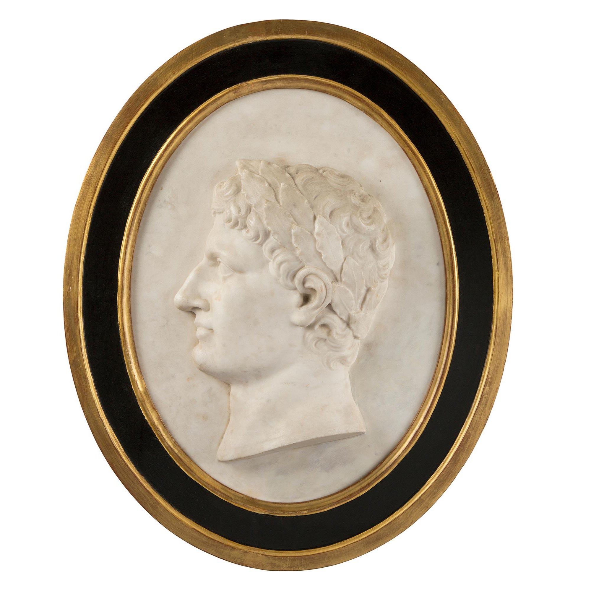 Plaque italienne du 18ème siècle en marbre blanc de Carrare et bois doré