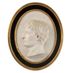 Plaque italienne du 18ème siècle en marbre blanc de Carrare et bois doré