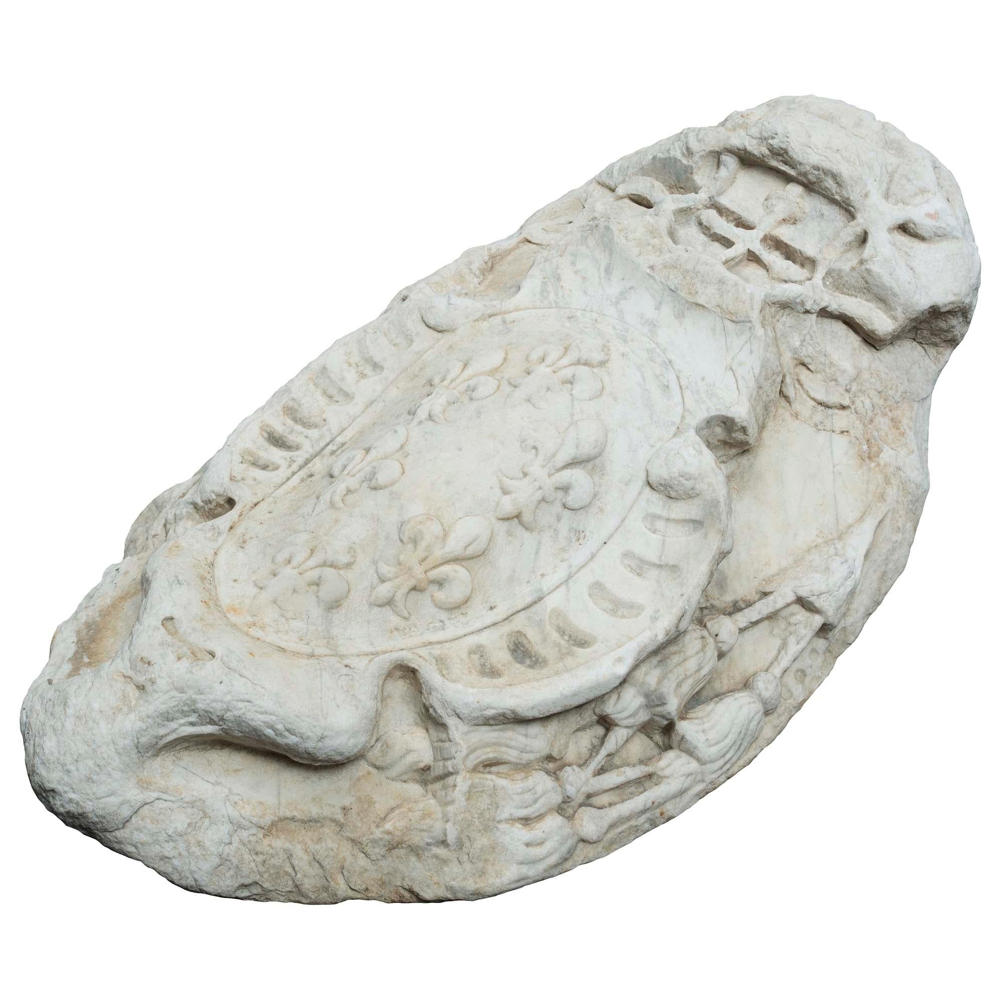 Ein sensationelles und großformatiges italienisches Wappen aus weißem Carrara-Marmor aus dem 18. Jahrhundert der Familie Farnese. Das Wappen hat eine wunderbare abgenutzte Oberfläche.

Die Familie Farnese war eine italienische Familie, die in der