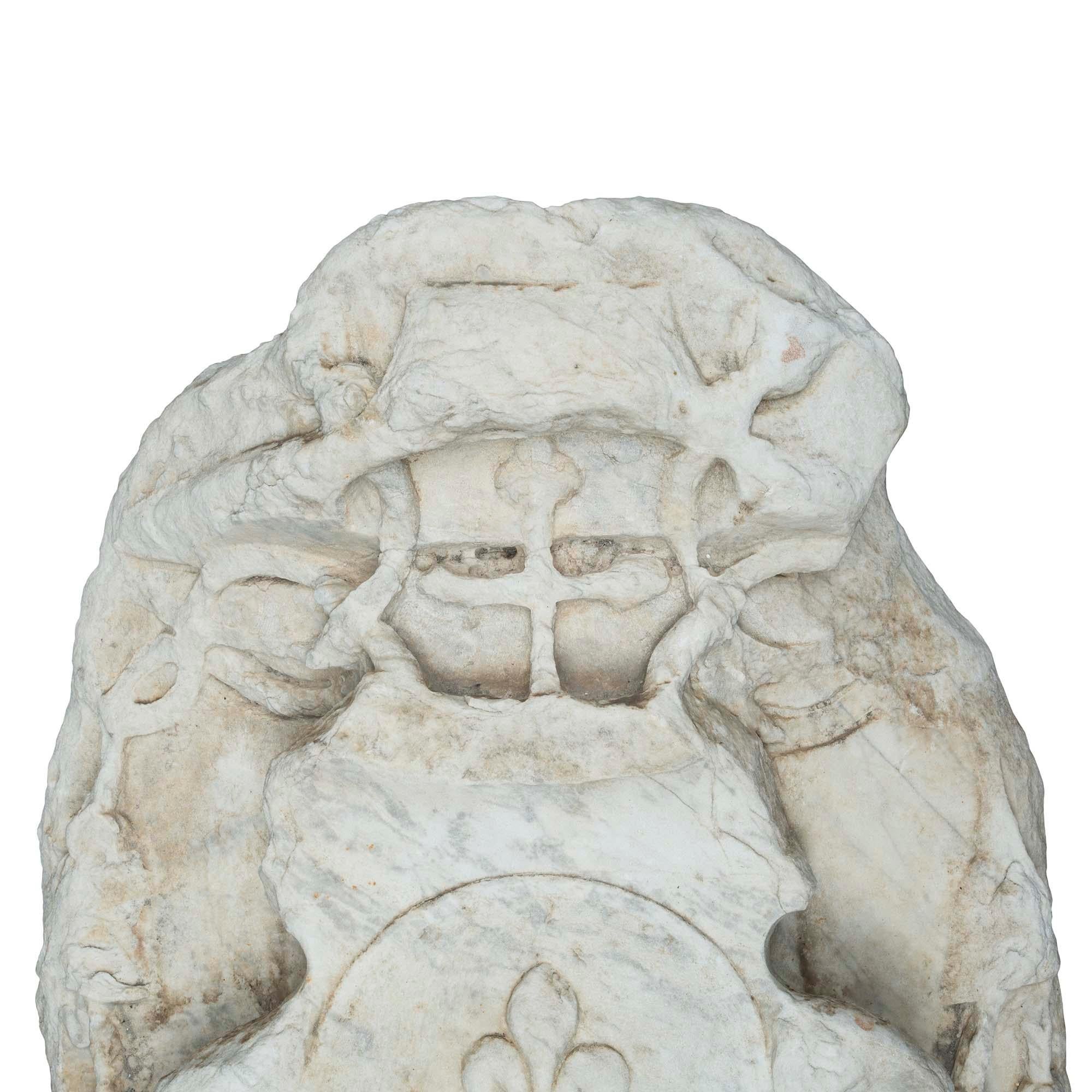 Italienisches italienisches Wappen aus weißem Carrara-Marmor aus dem 18. Jahrhundert der Farnese-Familie (18. Jahrhundert und früher) im Angebot