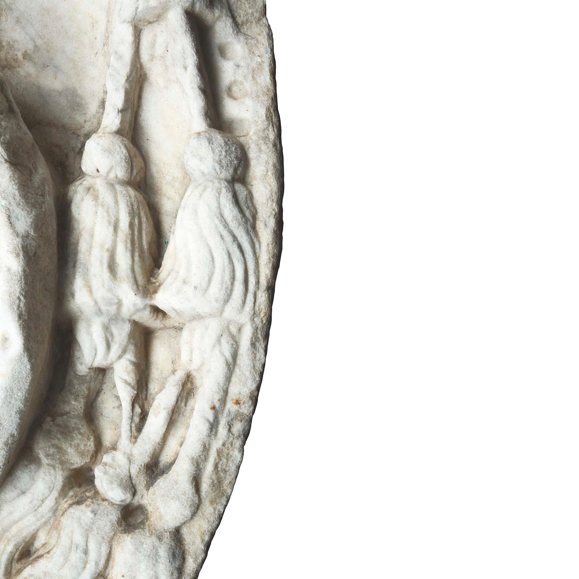 Italienisches italienisches Wappen aus weißem Carrara-Marmor aus dem 18. Jahrhundert der Farnese-Familie im Angebot 1