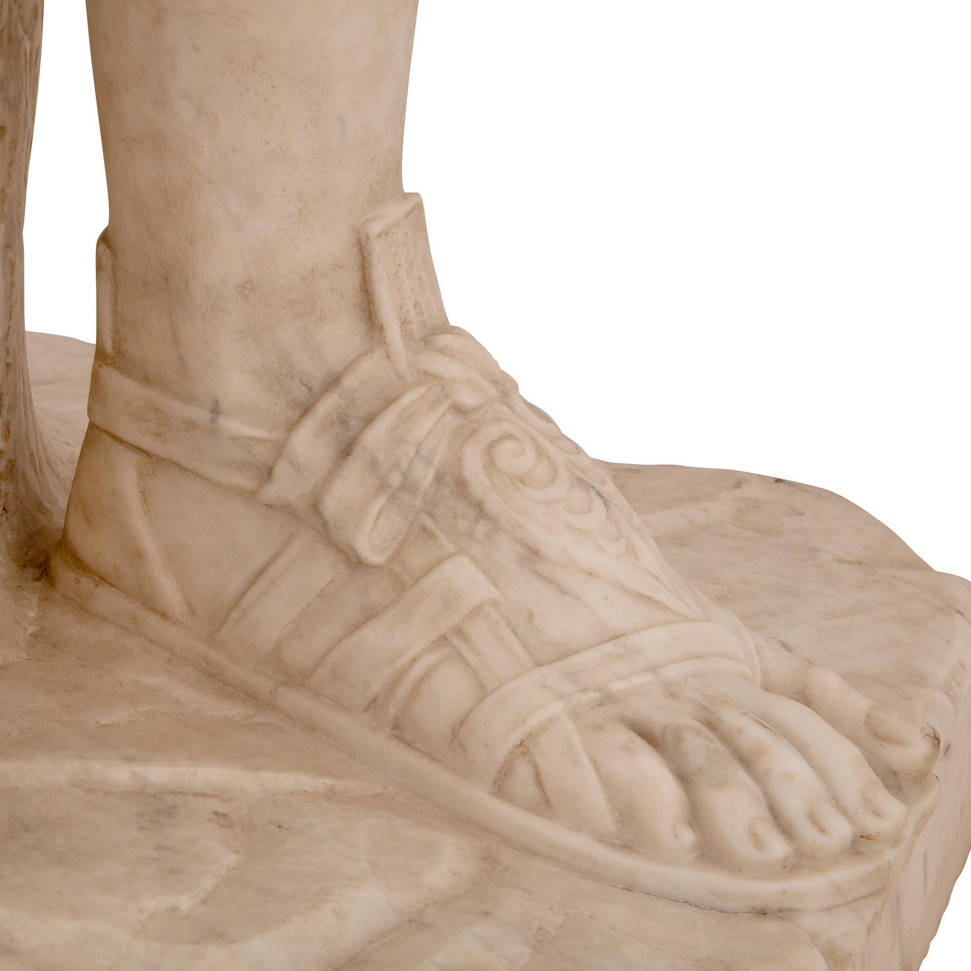 Statua italiana del XVIII secolo in marmo bianco di Carrara raffigurante Diana e il suo cane in vendita 5