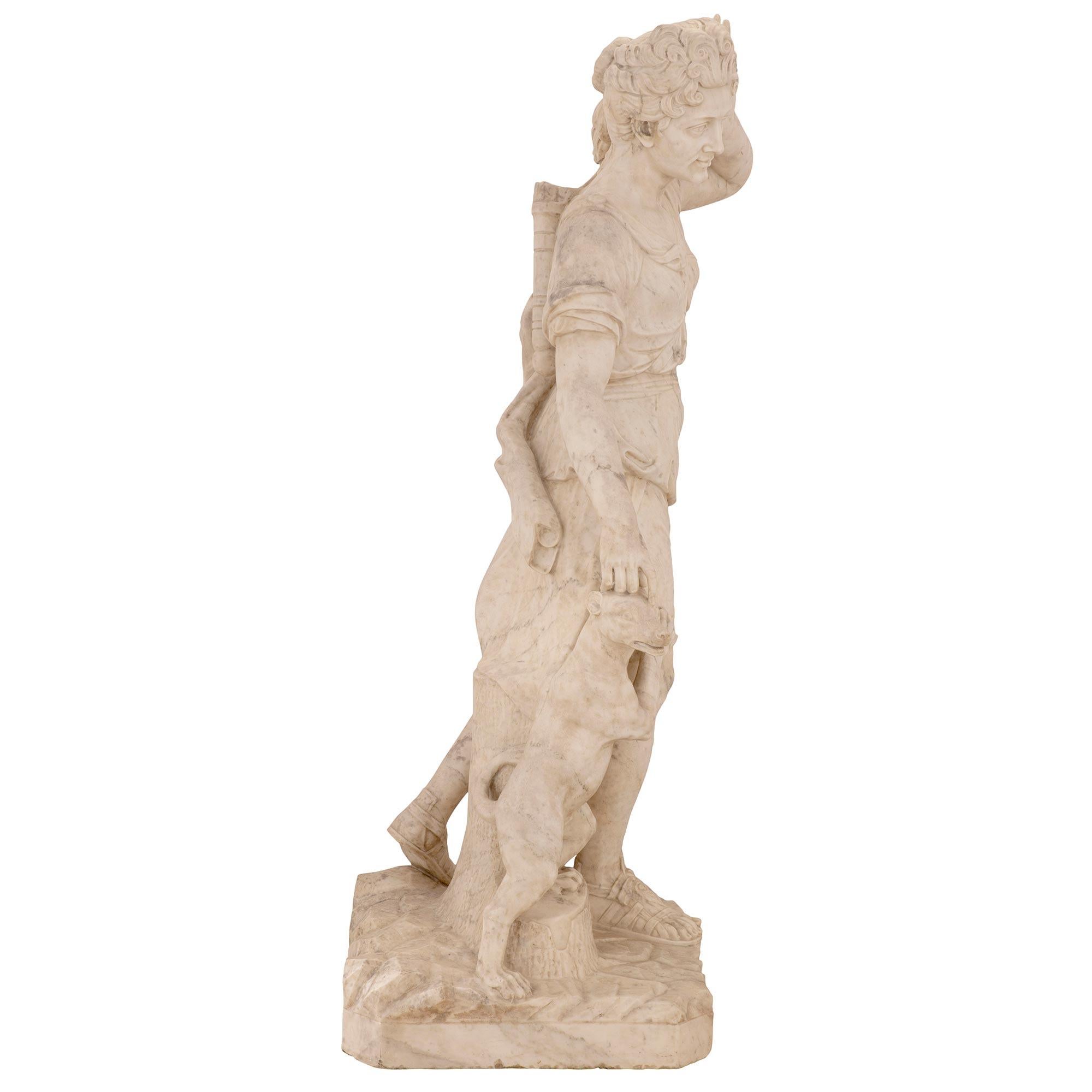Italiano Statua italiana del XVIII secolo in marmo bianco di Carrara raffigurante Diana e il suo cane in vendita