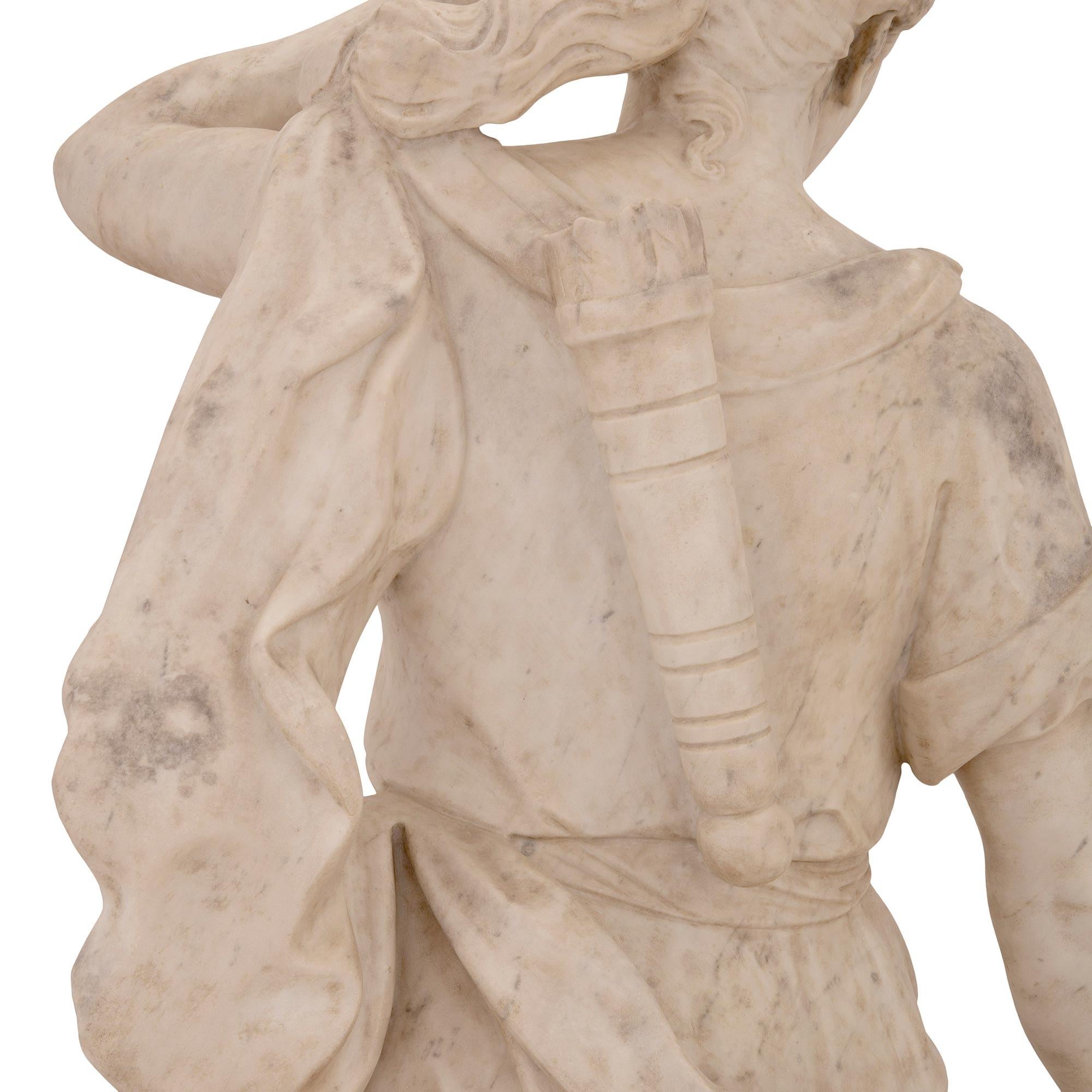 Statua italiana del XVIII secolo in marmo bianco di Carrara raffigurante Diana e il suo cane in vendita 1