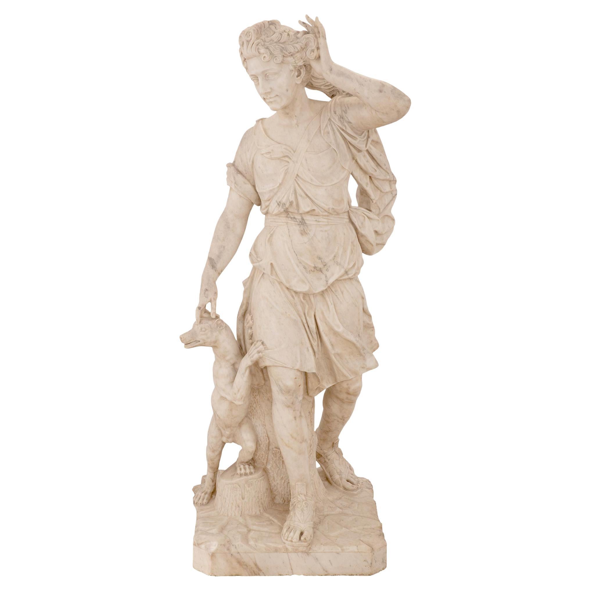 Estatua italiana de mármol blanco de Carrara del siglo XVIII de Diana y su perro