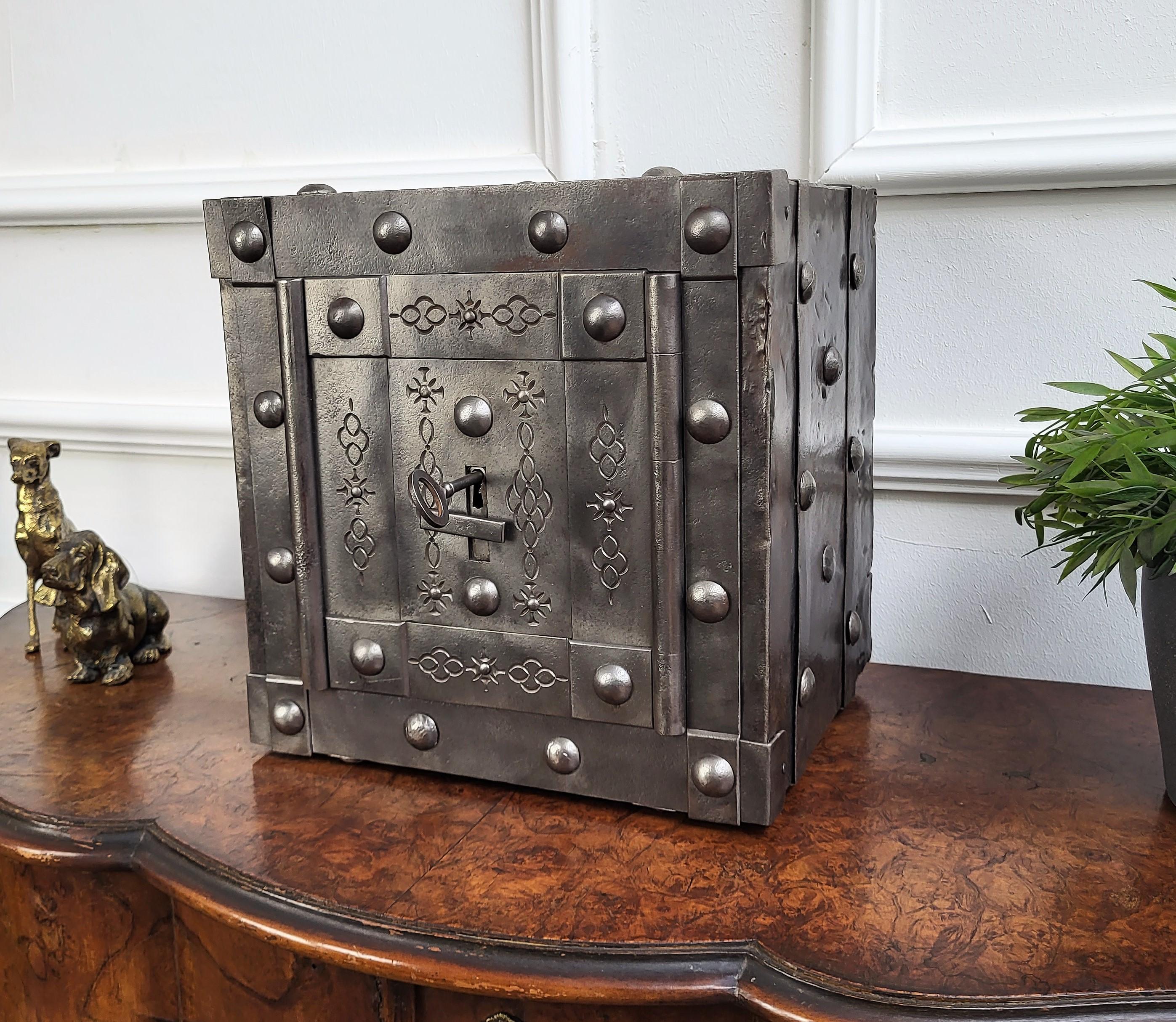 Italian 18th Century Wrought Iron Studded Antique Safe Strong Box In Good Condition In Carimate, Como