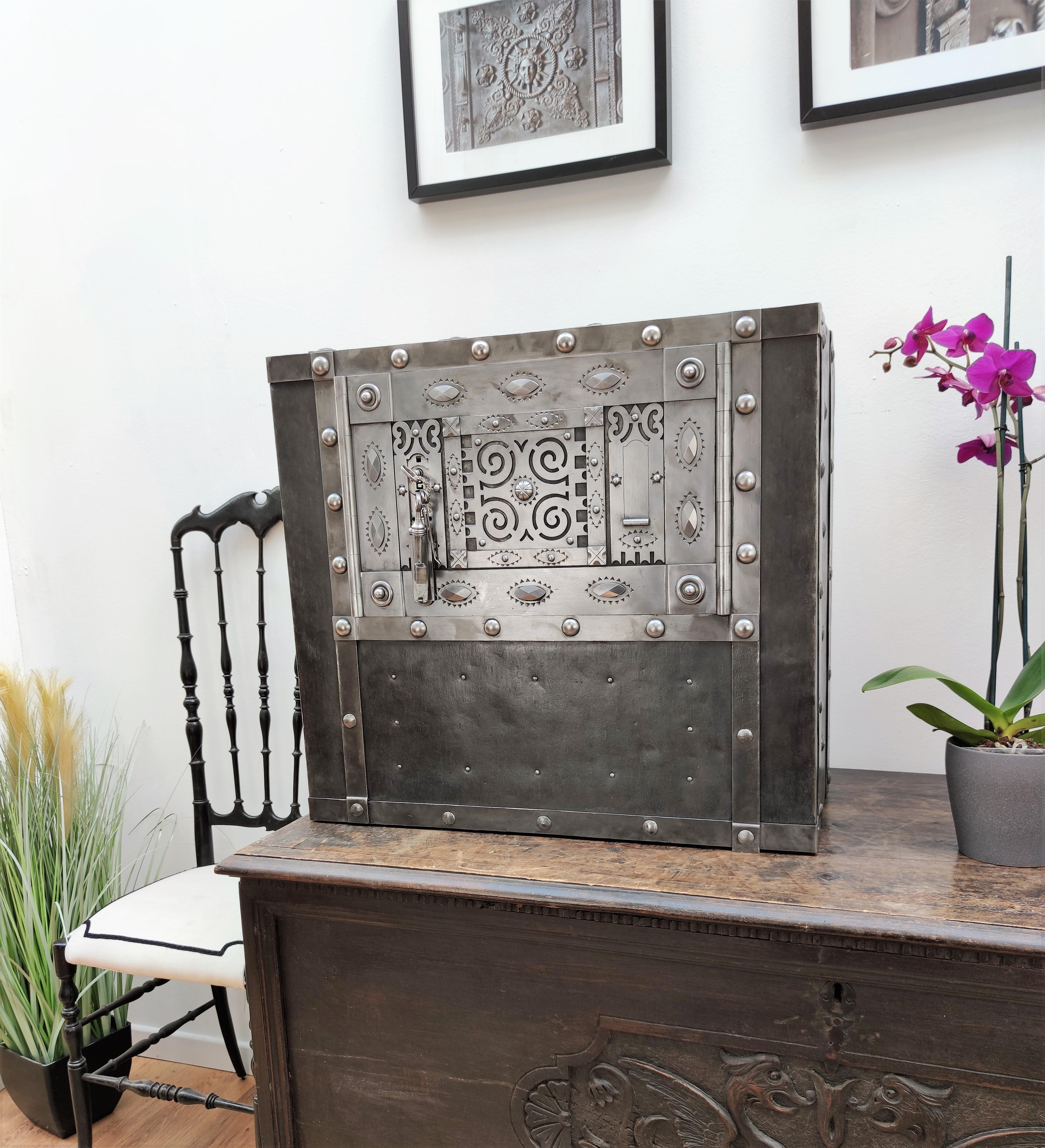 Italian 18th Century Wrought Iron Studded Antique Safe Strongbox Dry Bar Cabinet In Good Condition In Carimate, Como