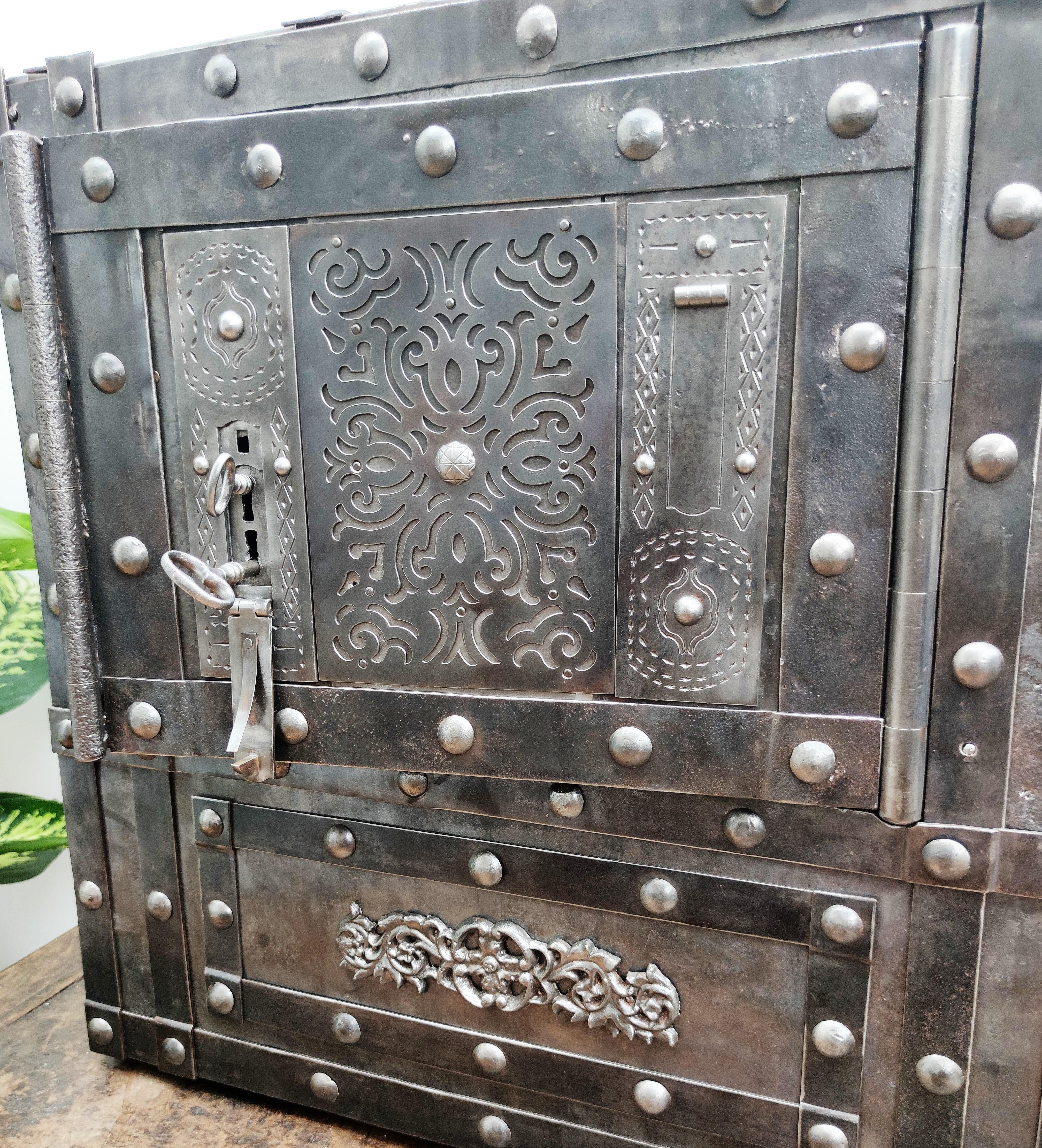 Italian 18th Century Wrought Iron Studded Antique Safe Strongbox Dry Bar Cabinet In Good Condition In Carimate, Como