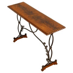 Mesa consola italiana de 1900 con tablero chapado en nogal mariposa y base de hierro