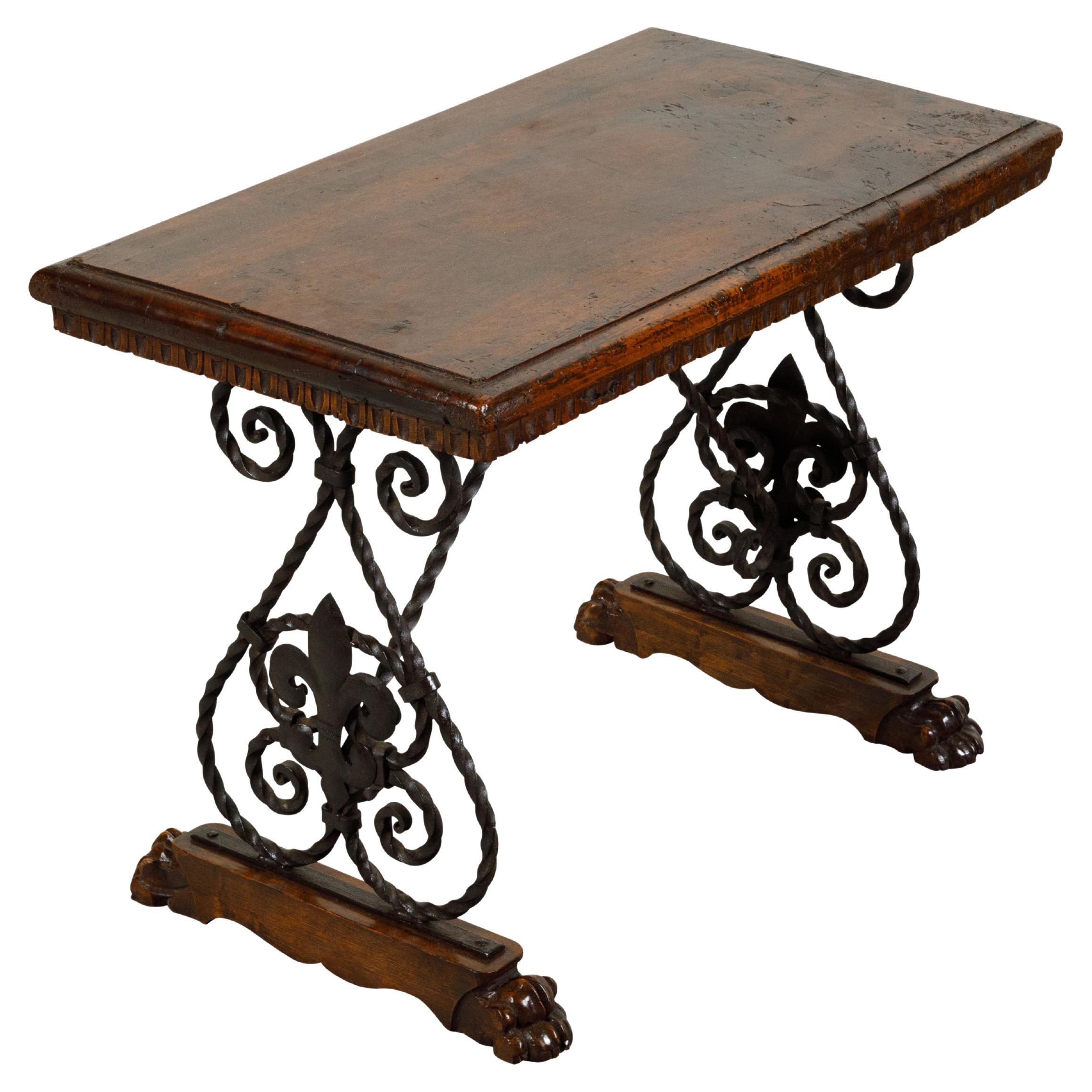 Table console italienne des années 1900 à plateau en noyer avec base en fer et motifs de fleur de lys