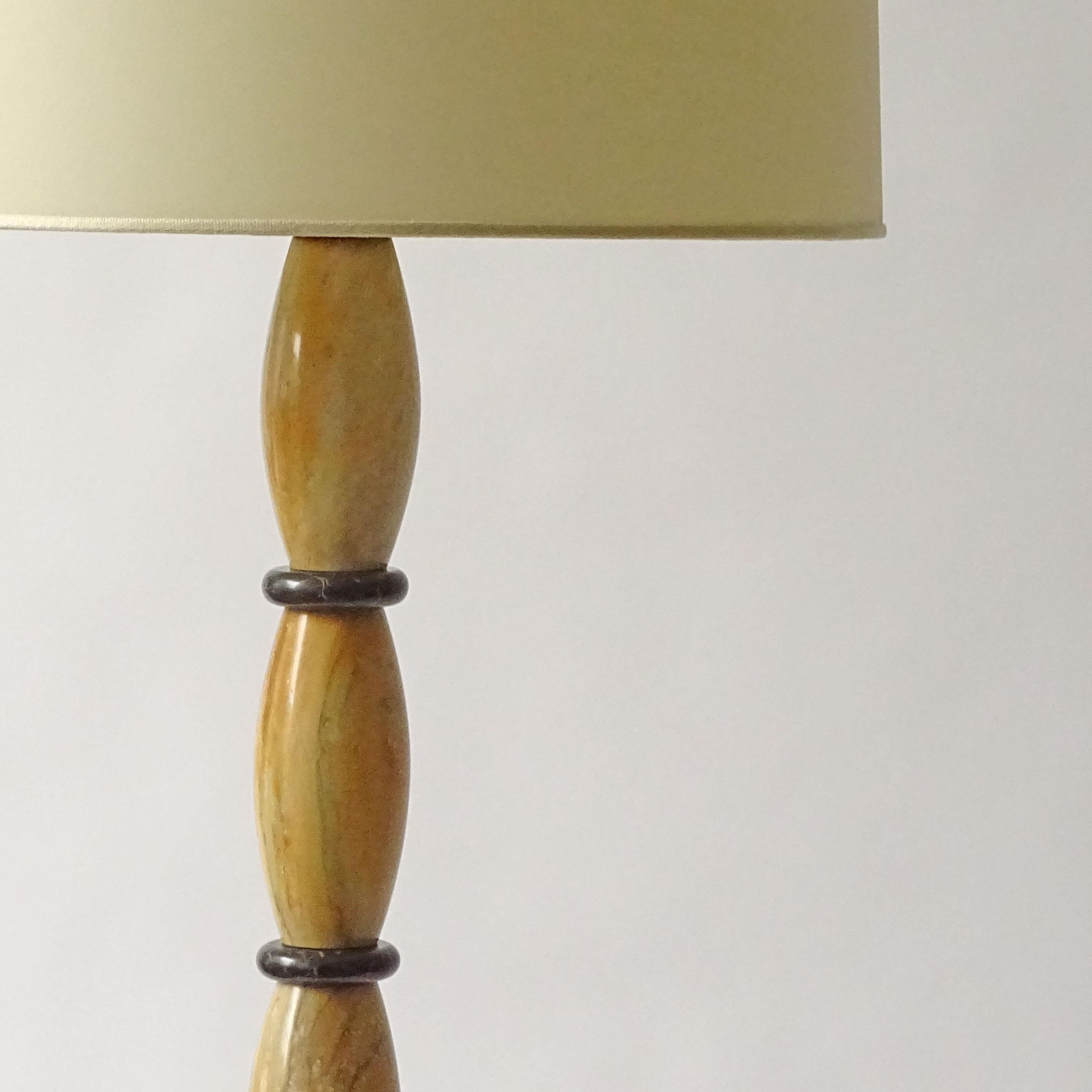 Lampadaire italien Art Déco des années 1920 en marbre jaune et noir Bon état - En vente à Milan, IT