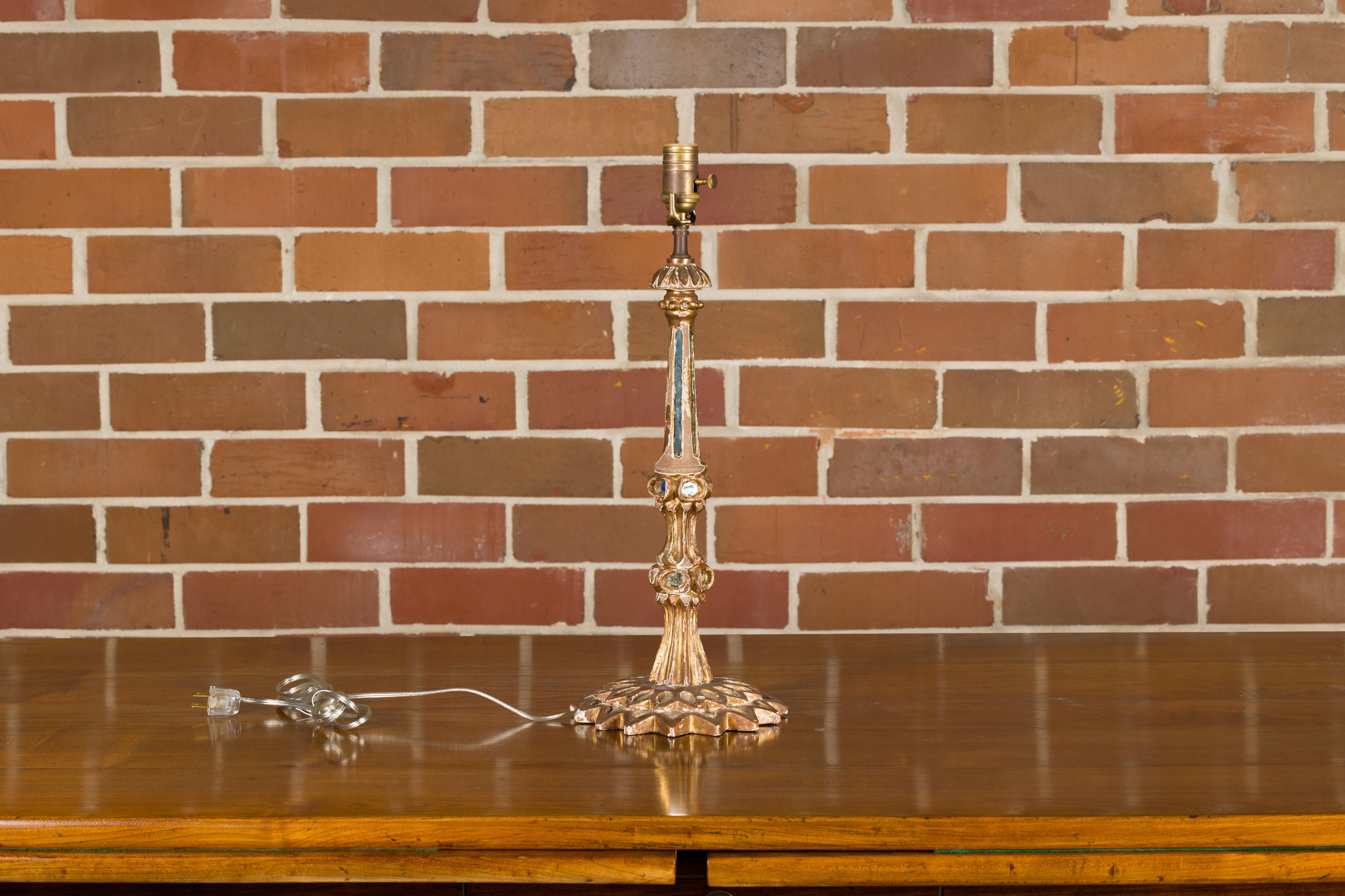 Sculpté Lampe de table italienne des années 1920 en bois sculpté avec miroirs encastrés, recâblée pour les États-Unis en vente