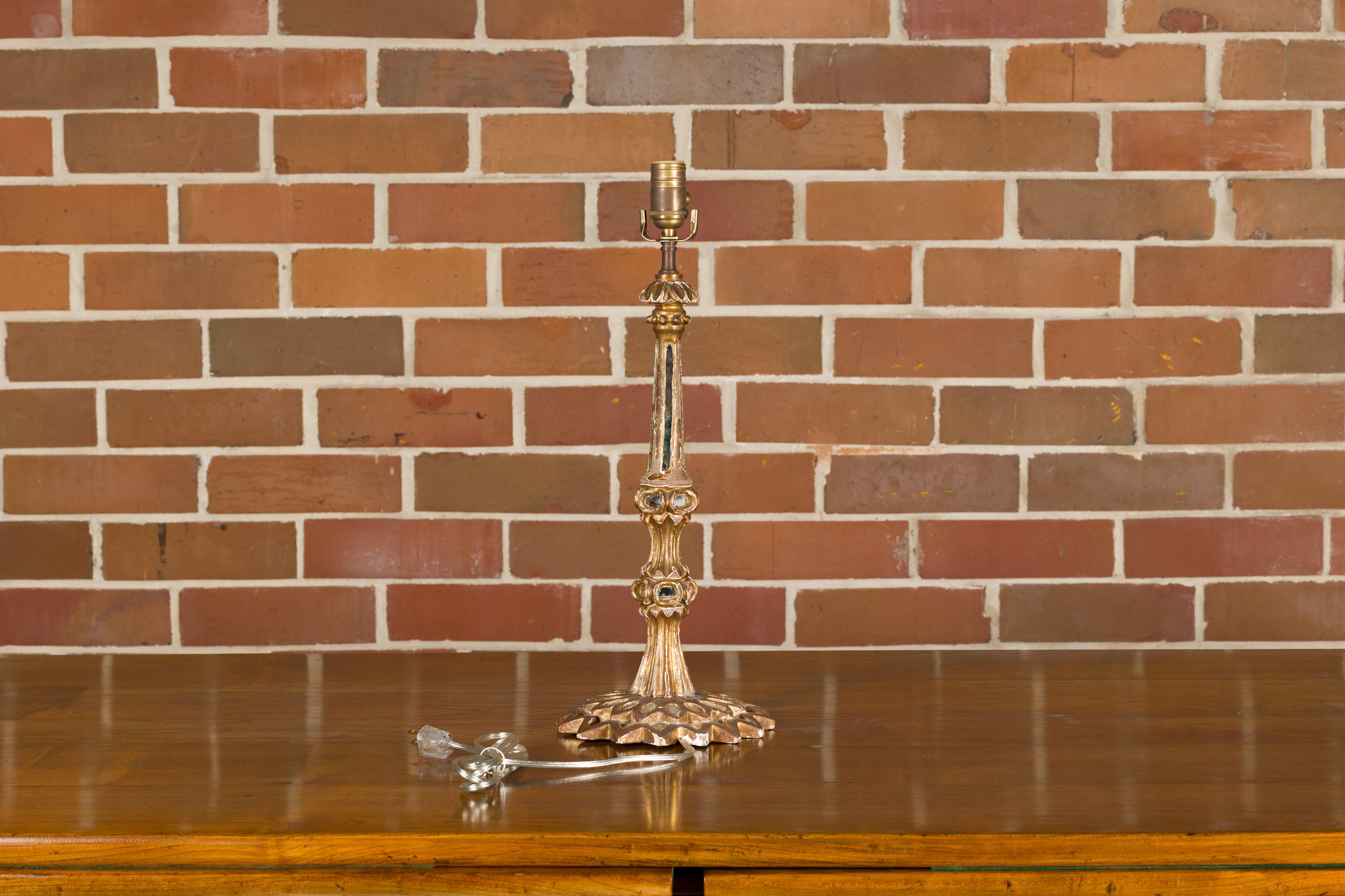 Lampe de table italienne des années 1920 en bois sculpté avec miroirs encastrés, recâblée pour les États-Unis Bon état - En vente à Atlanta, GA