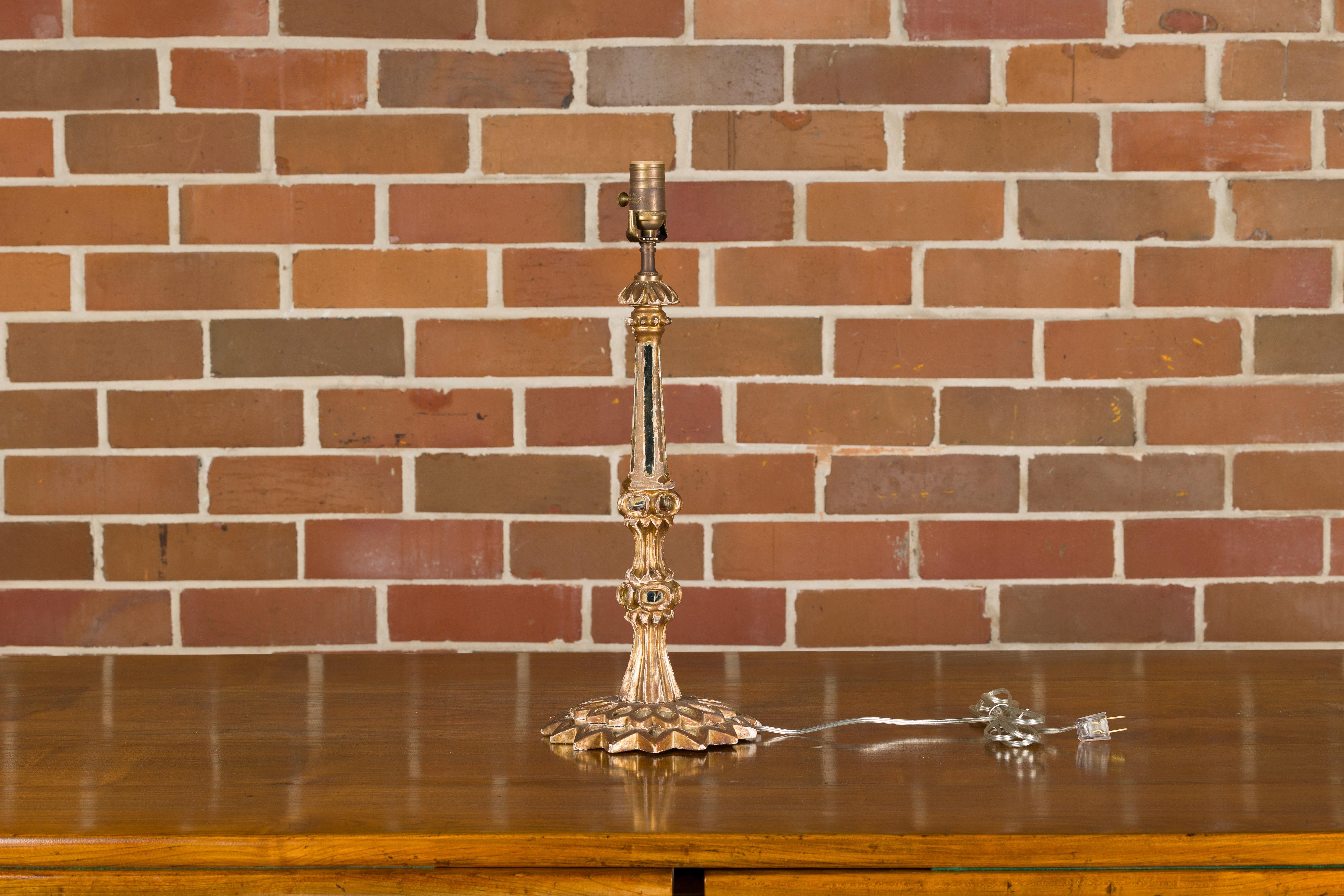20ième siècle Lampe de table italienne des années 1920 en bois sculpté avec miroirs encastrés, recâblée pour les États-Unis en vente