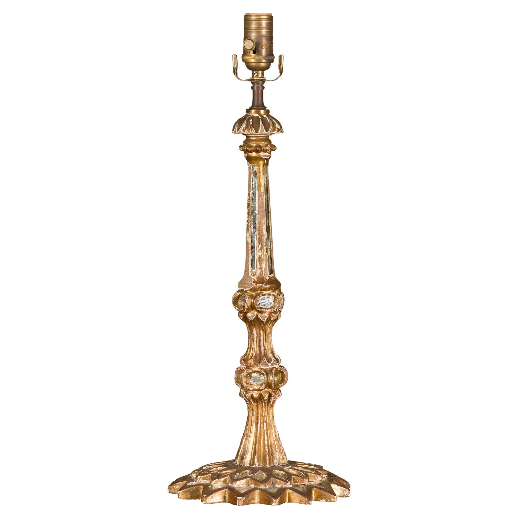 Lampe de table italienne des années 1920 en bois sculpté avec miroirs encastrés, recâblée pour les États-Unis en vente