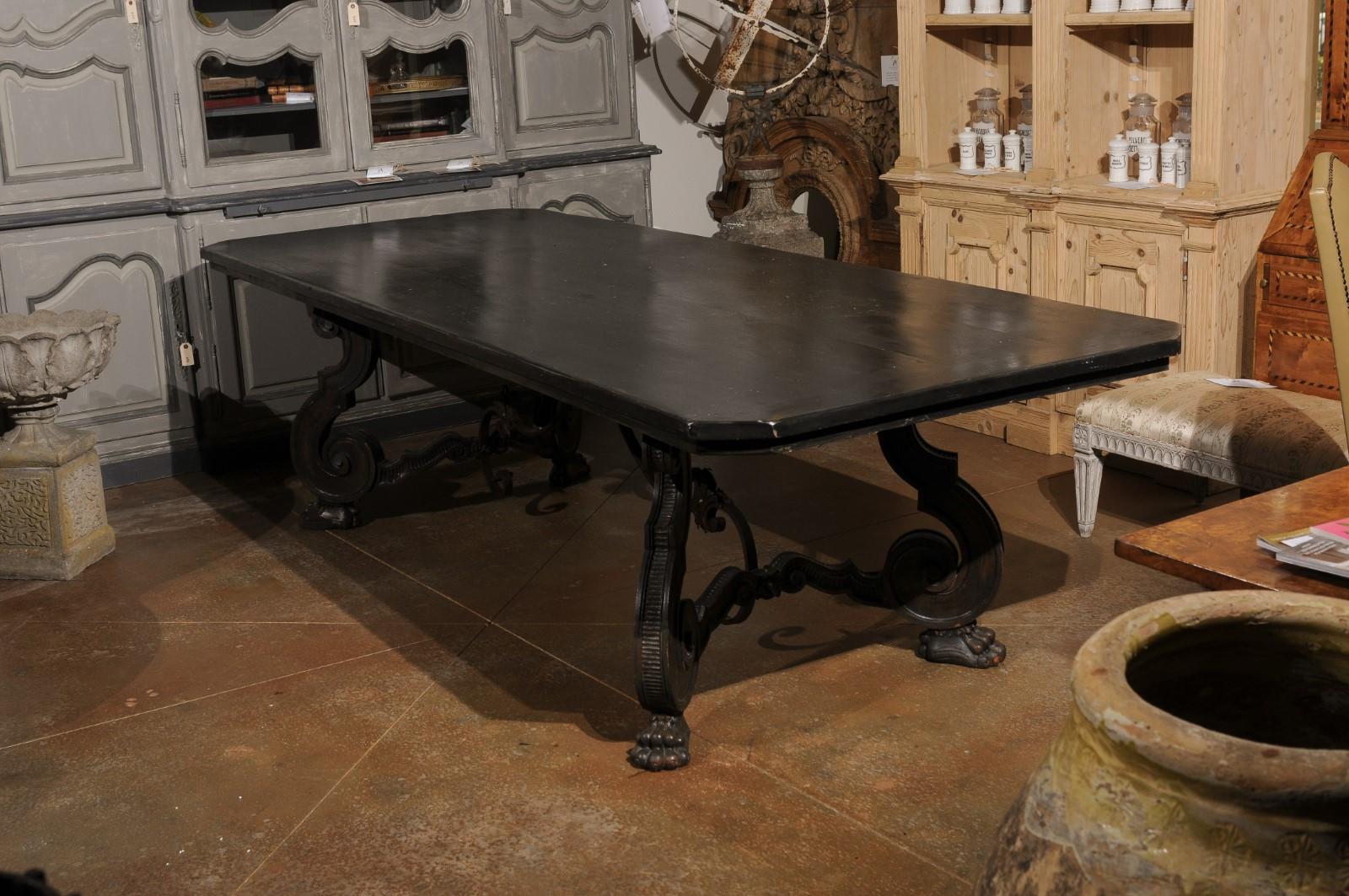 Italian 1920s Ebonized Walnut Dining Table with Carved S-Scroll Legs on Paw Feet For Sale 1