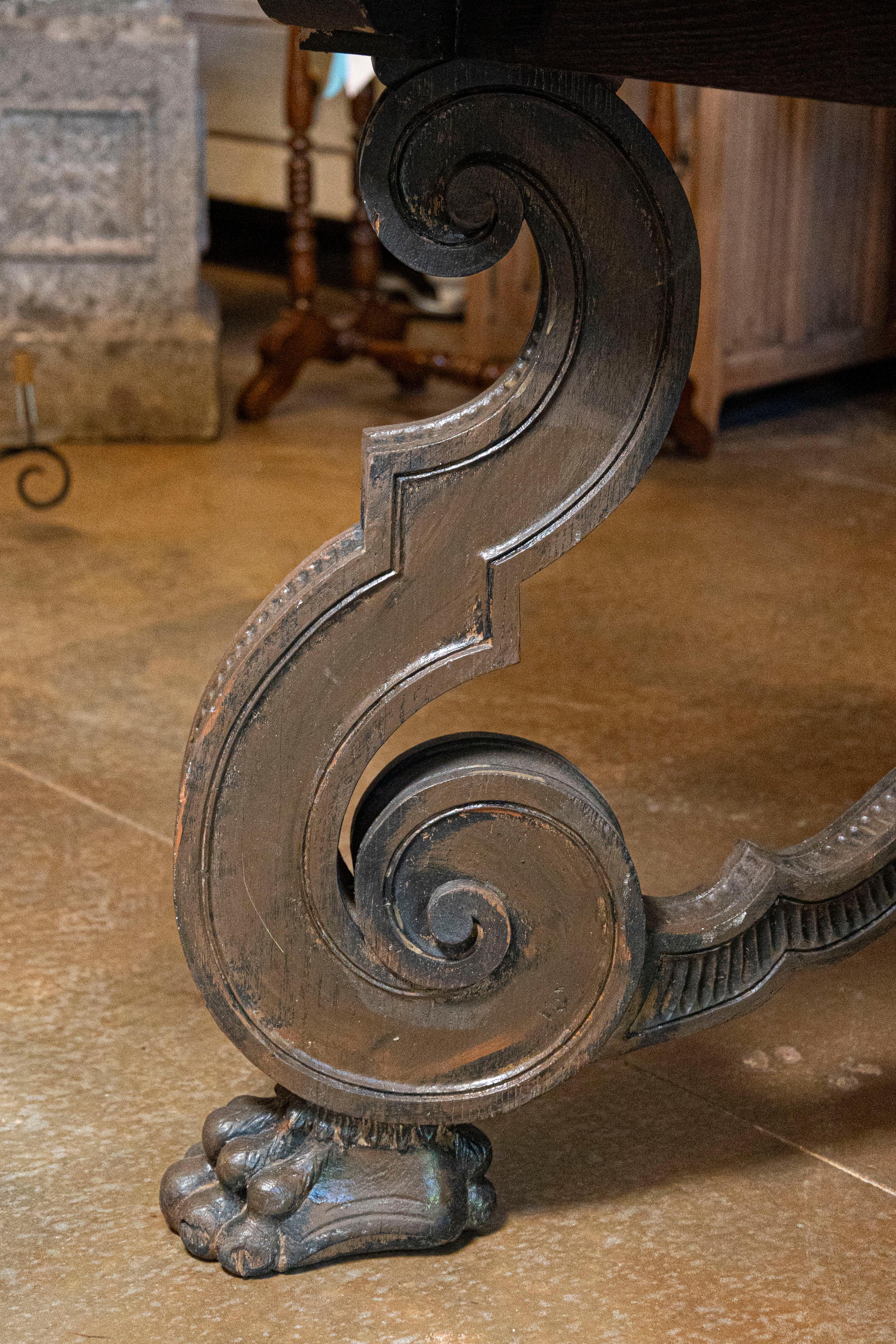 Italian 1920s Ebonized Walnut Dining Table with Carved S-Scroll Legs on Paw Feet For Sale 2